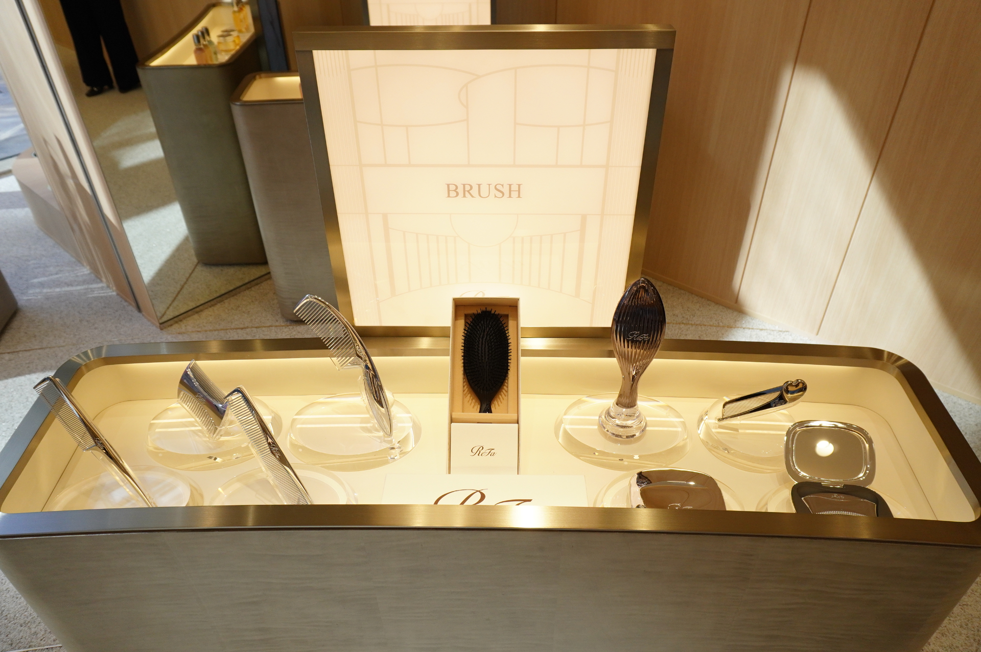 1階にはギフトのほか、ReFaの定番人気から注目の新商品まで“オールスター”が揃う