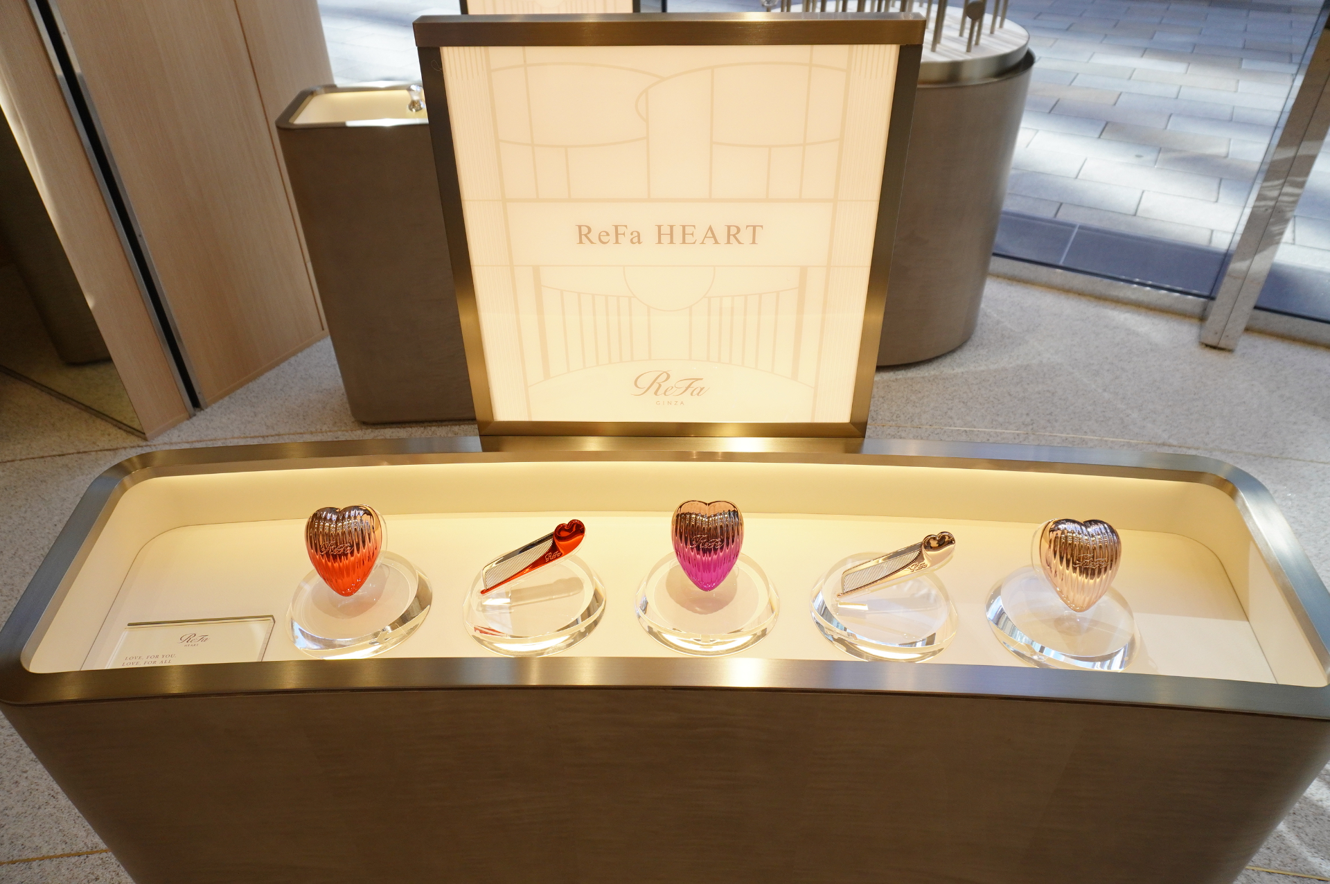 1階にはギフトのほか、ReFaの定番人気から注目の新商品まで“オールスター”が揃う