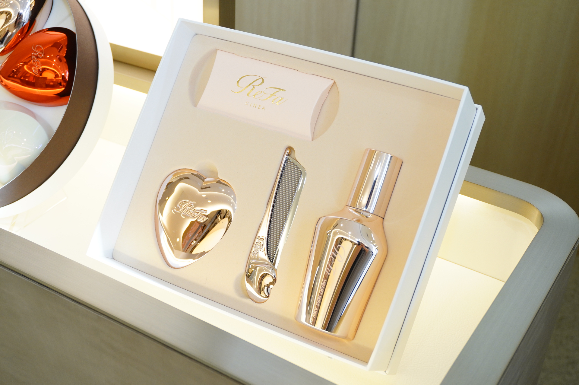 1階にはギフトのほか、ReFaの定番人気から注目の新商品まで“オールスター”が揃う