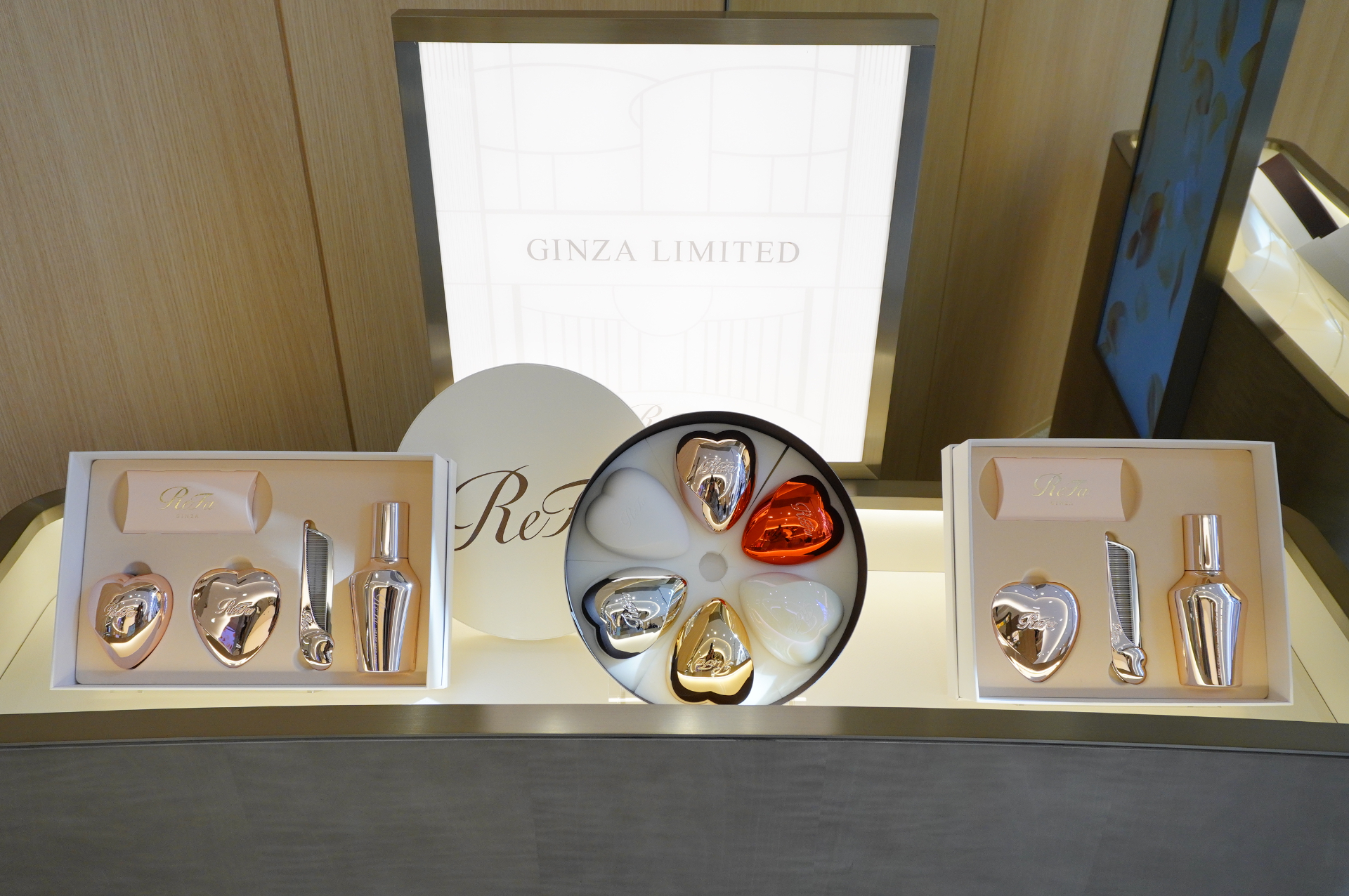 1階にはギフトのほか、ReFaの定番人気から注目の新商品まで“オールスター”が揃う