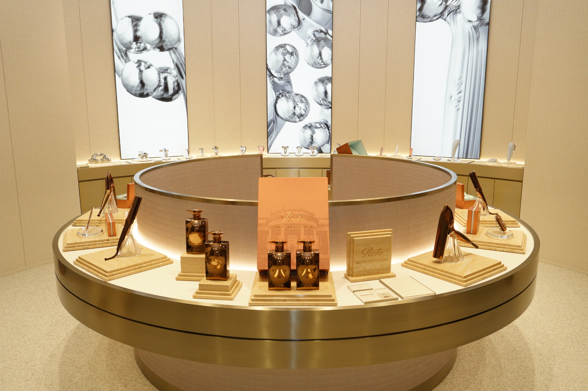 そのほか2階には、新ブランドライン「ReFa MONTECATINI」を展示。イタリア・トスカーナにある美の聖地、モンテカティーニにインスパイアされた新次元の美しさをコンセプトとしたヘアケア製品などをラインアップ
