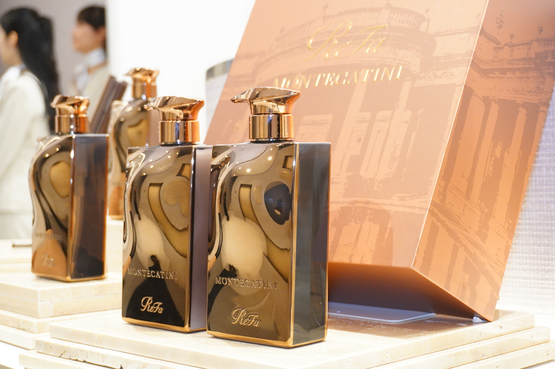 そのほか2階には、新ブランドライン「ReFa MONTECATINI」を展示。イタリア・トスカーナにある美の聖地、モンテカティーニにインスパイアされた新次元の美しさをコンセプトとしたヘアケア製品などをラインアップ