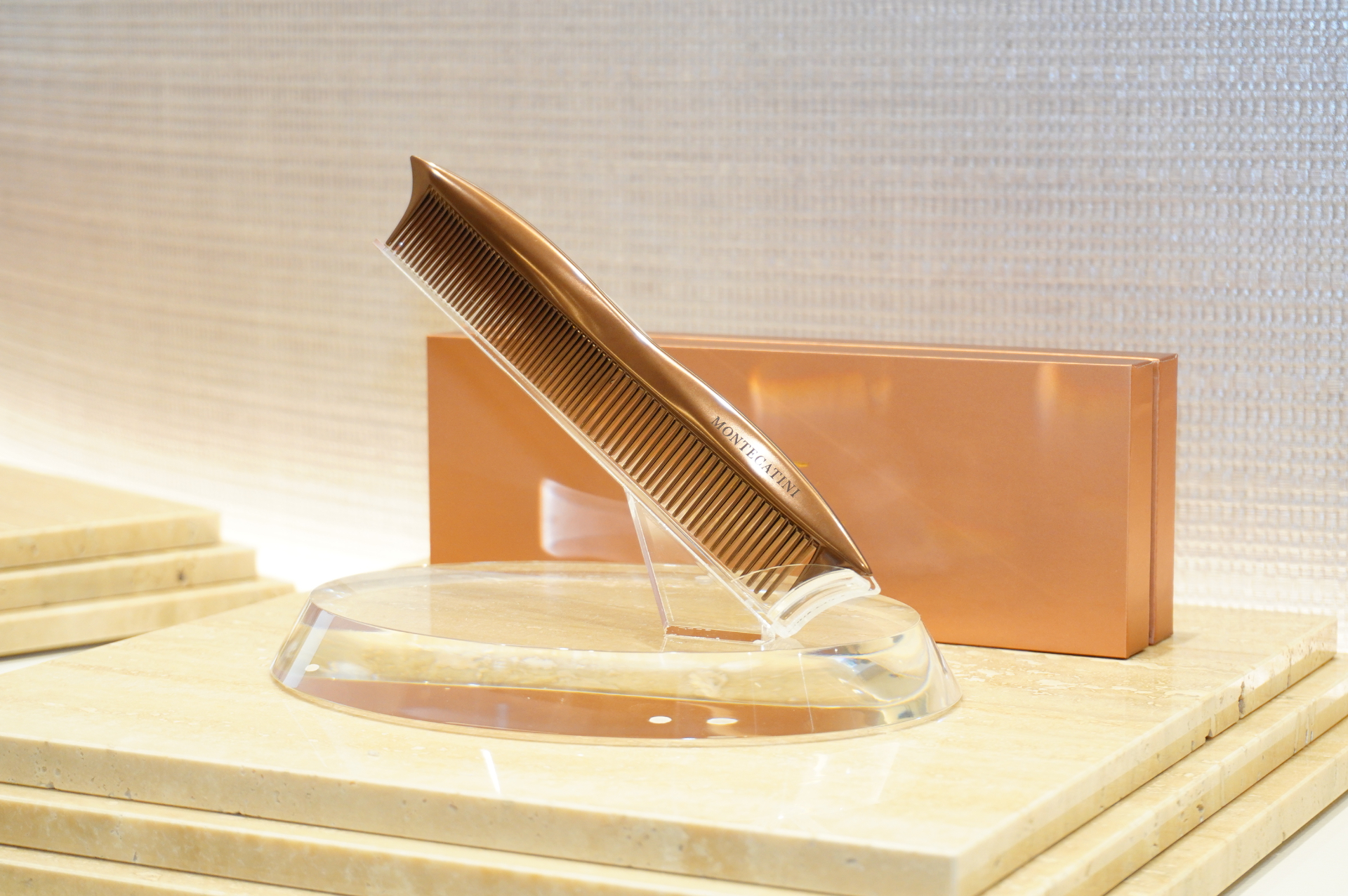 そのほか2階には、新ブランドライン「ReFa MONTECATINI」を展示。イタリア・トスカーナにある美の聖地、モンテカティーニにインスパイアされた新次元の美しさをコンセプトとしたヘアケア製品などをラインアップ