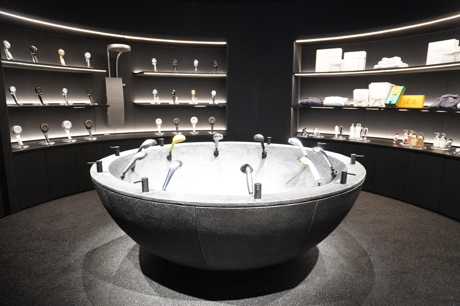 2階はヘアケア・コスメ、ファインバブル、新カテゴリの「ReFa FRAGRANCE（リファフレグランス）」を中心に展開。シャワーゾーンでは水流や使用感を体験できる