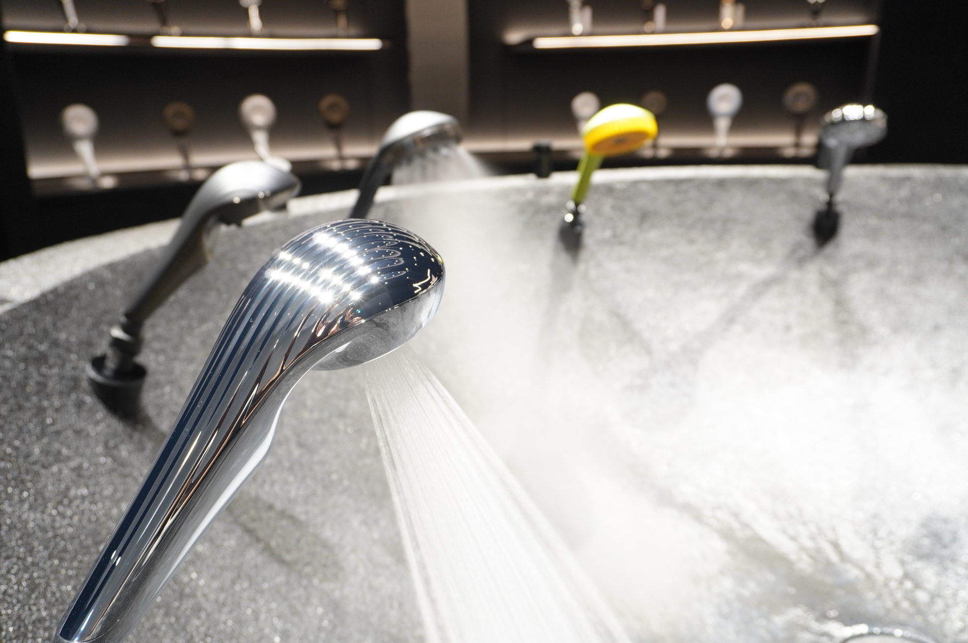 2階はヘアケア・コスメ、ファインバブル、新カテゴリの「ReFa FRAGRANCE（リファフレグランス）」を中心に展開。シャワーゾーンでは水流や使用感を体験できる