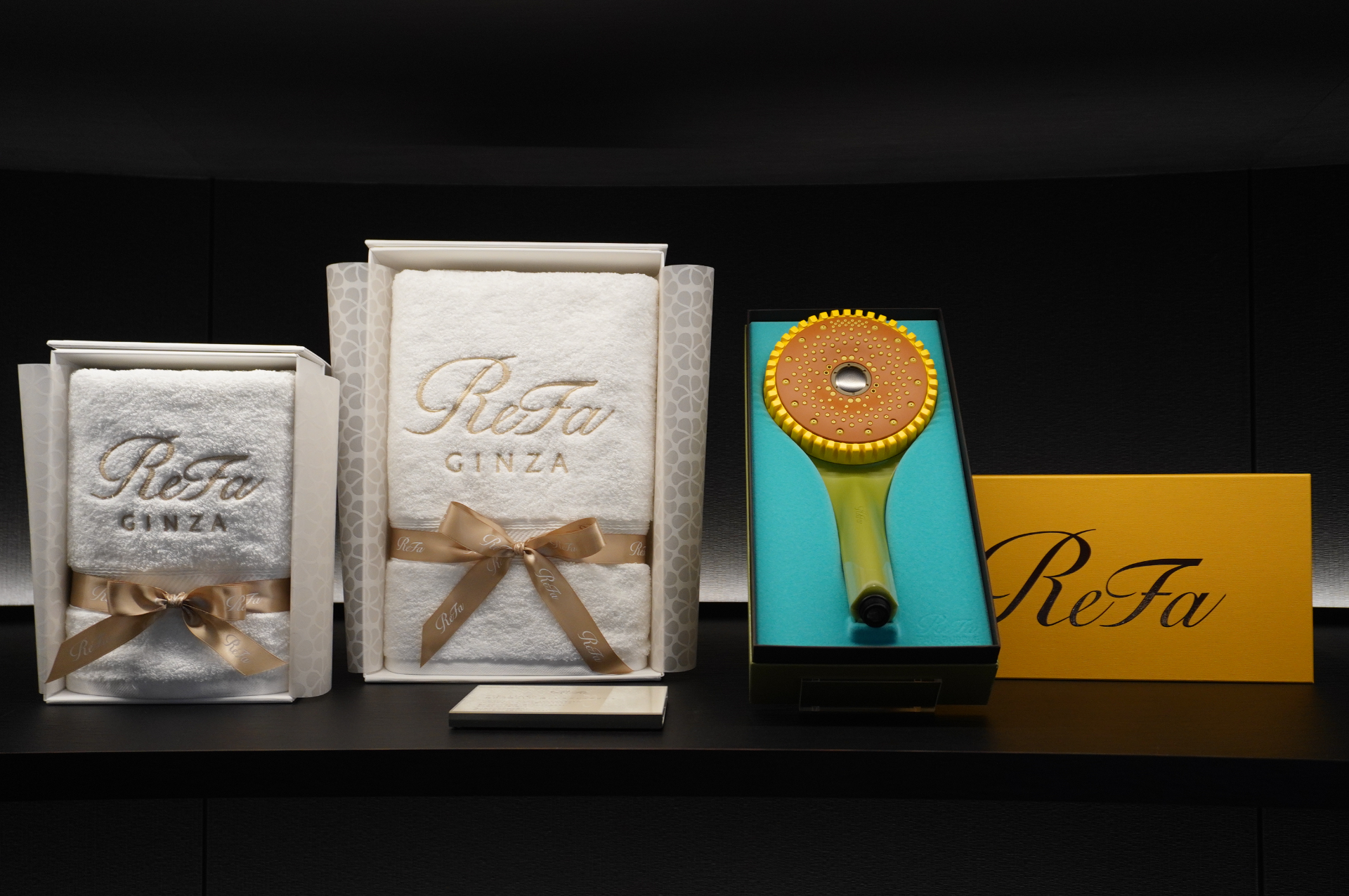 2階はヘアケア・コスメ、ファインバブル、新カテゴリの「ReFa FRAGRANCE（リファフレグランス）」を中心に展開。シャワーゾーンでは水流や使用感を体験できる