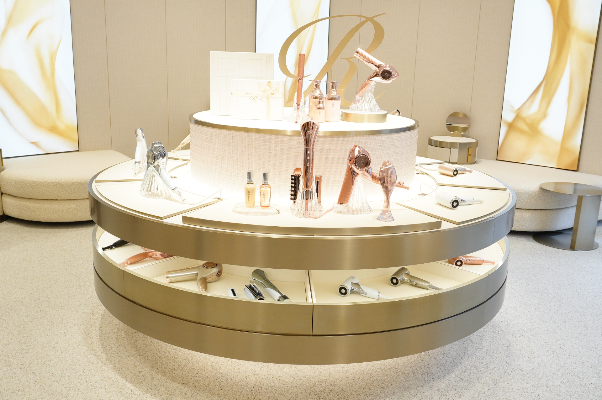 ヘアドライヤーやヘアアイロンも最新モデルが並び、使用感を試せるコーナーも用意