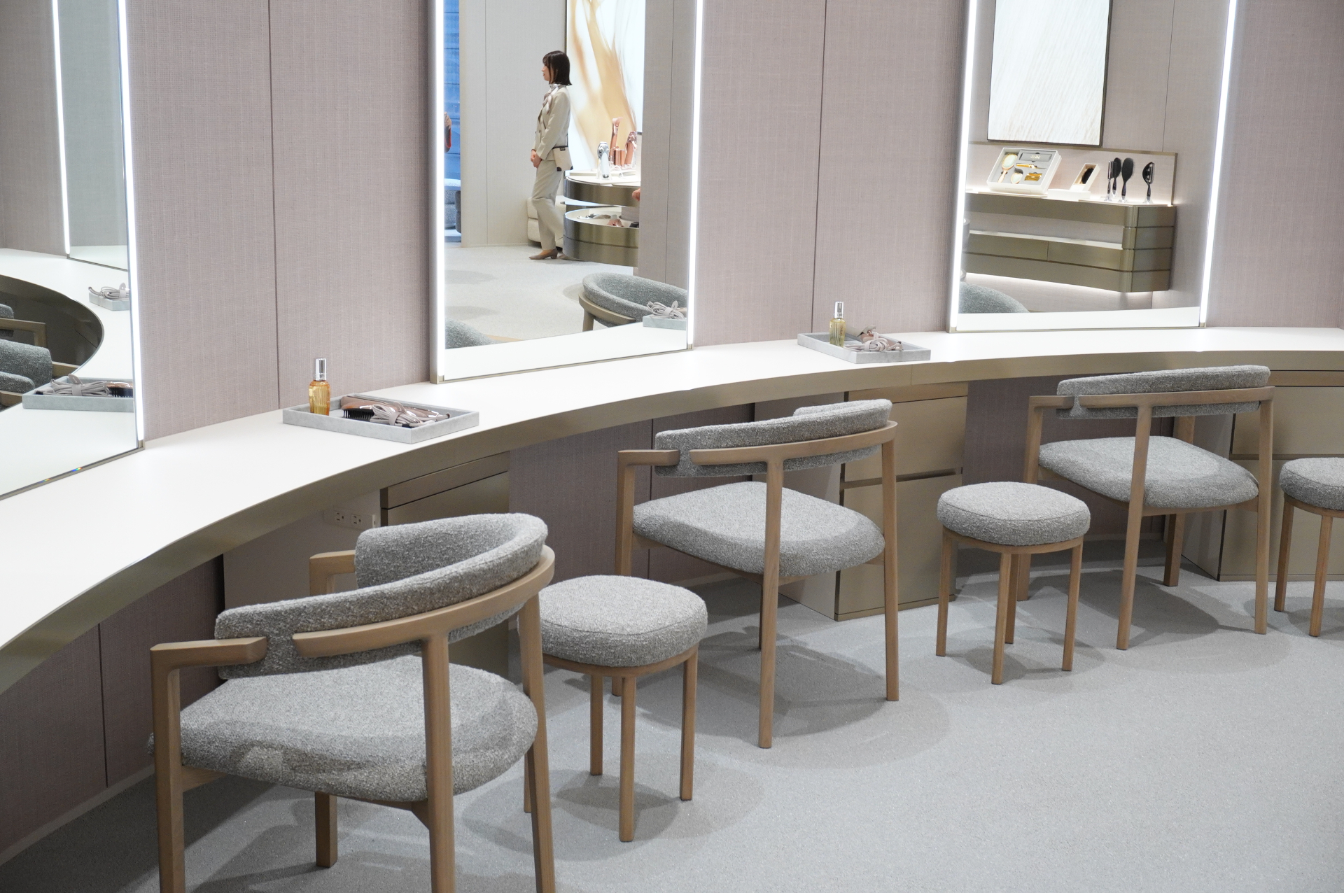 ヘアドライヤーやヘアアイロンも最新モデルが並び、使用感を試せるコーナーも用意