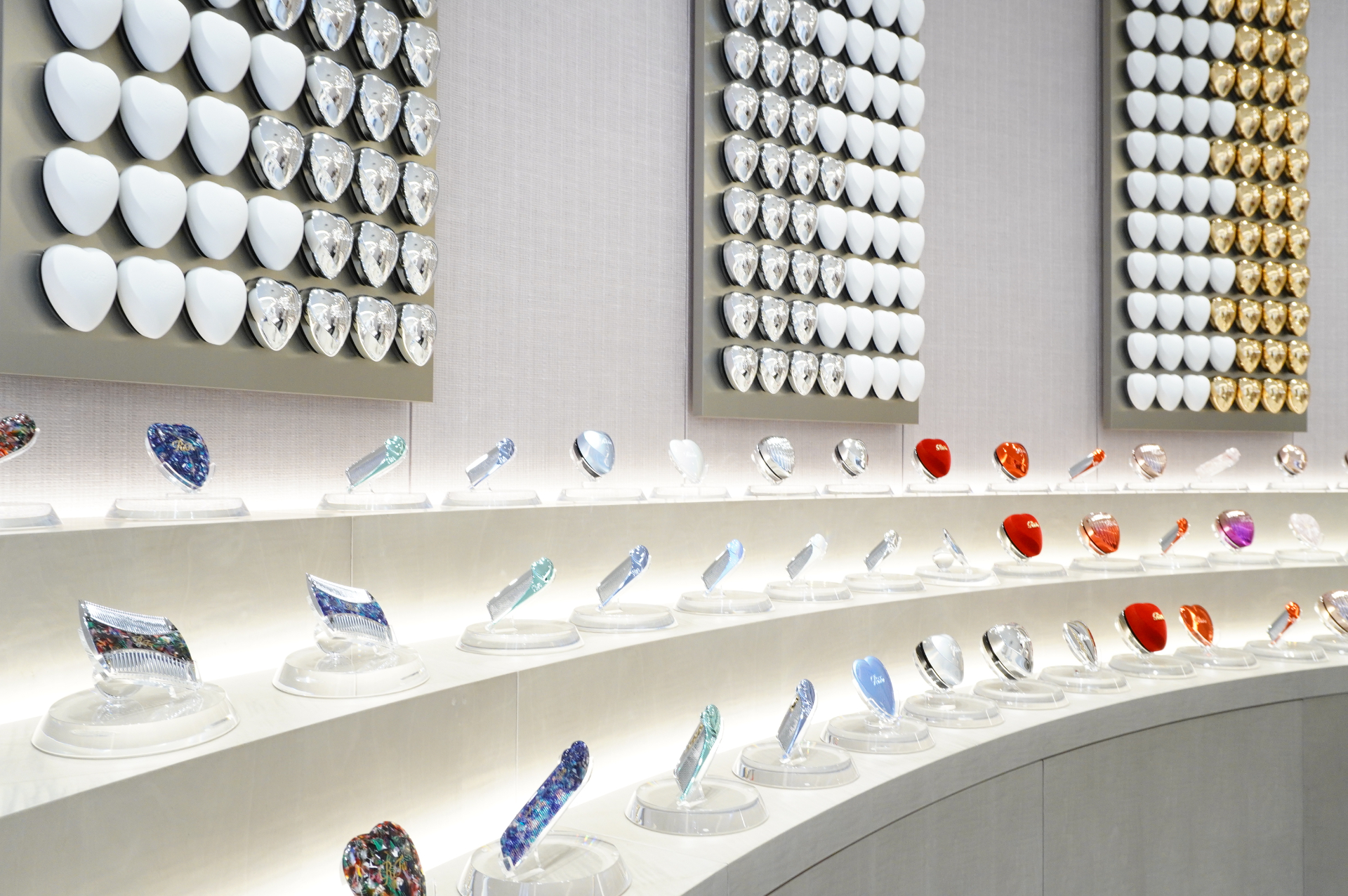 人気のハートシリーズは、新ブランドライン「ReFa HEART」として品揃えを拡大。コーム・ミニブラシ・ミラーの新色「シルキーカラー」もReFa GINZAで先行発売する