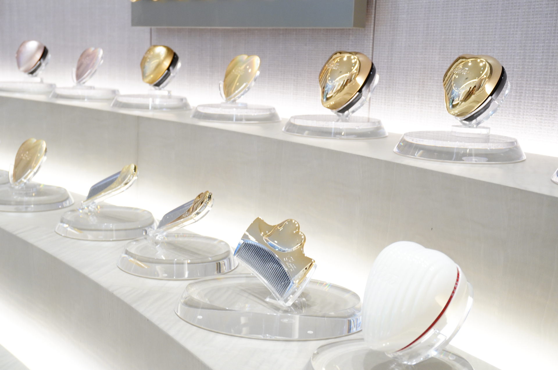 人気のハートシリーズは、新ブランドライン「ReFa HEART」として品揃えを拡大。コーム・ミニブラシ・ミラーの新色「シルキーカラー」もReFa GINZAで先行発売する