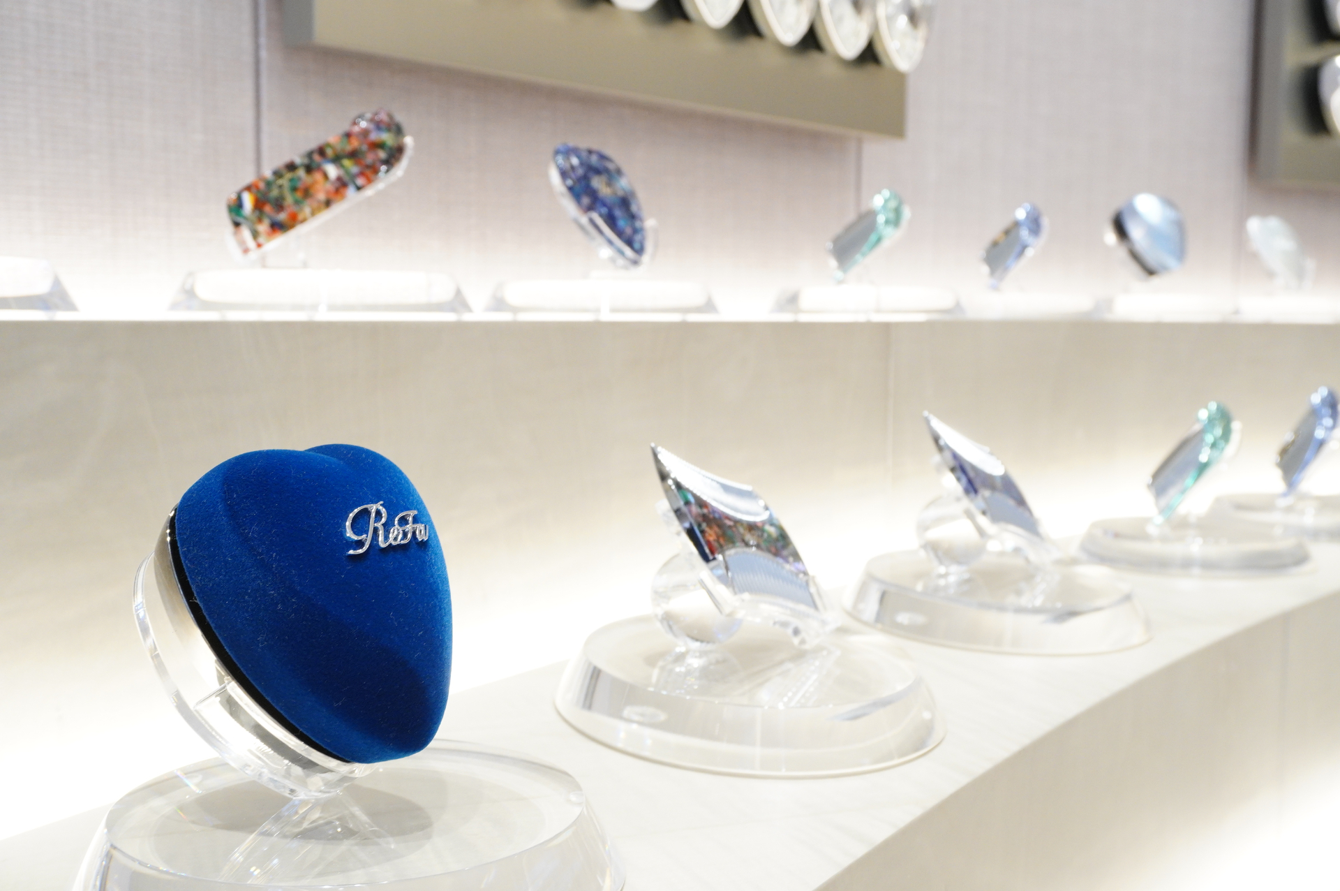 人気のハートシリーズは、新ブランドライン「ReFa HEART」として品揃えを拡大。コーム・ミニブラシ・ミラーの新色「シルキーカラー」もReFa GINZAで先行発売する