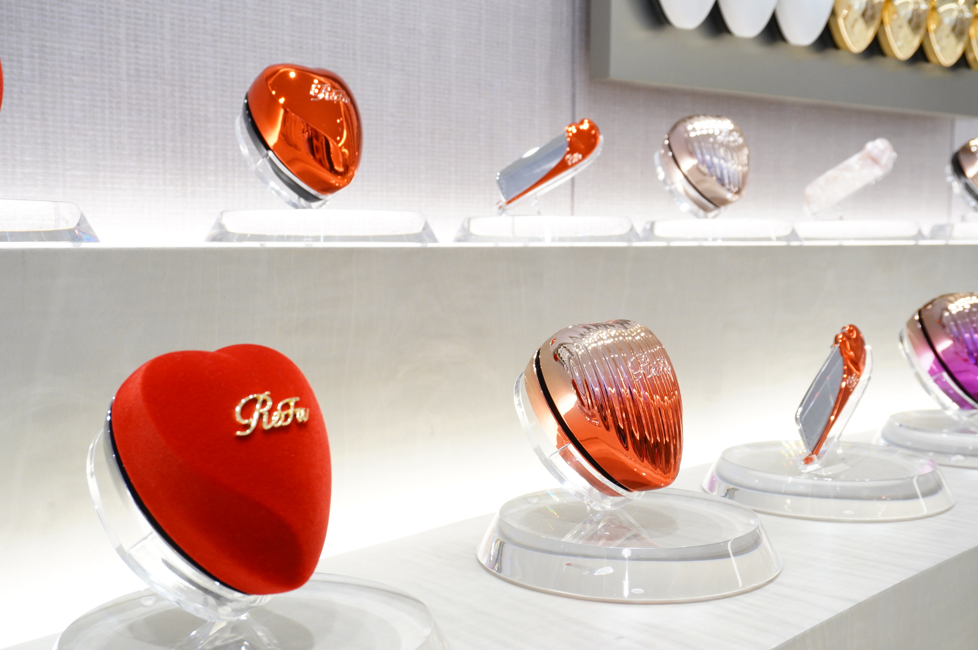 人気のハートシリーズは、新ブランドライン「ReFa HEART」として品揃えを拡大。コーム・ミニブラシ・ミラーの新色「シルキーカラー」もReFa GINZAで先行発売する