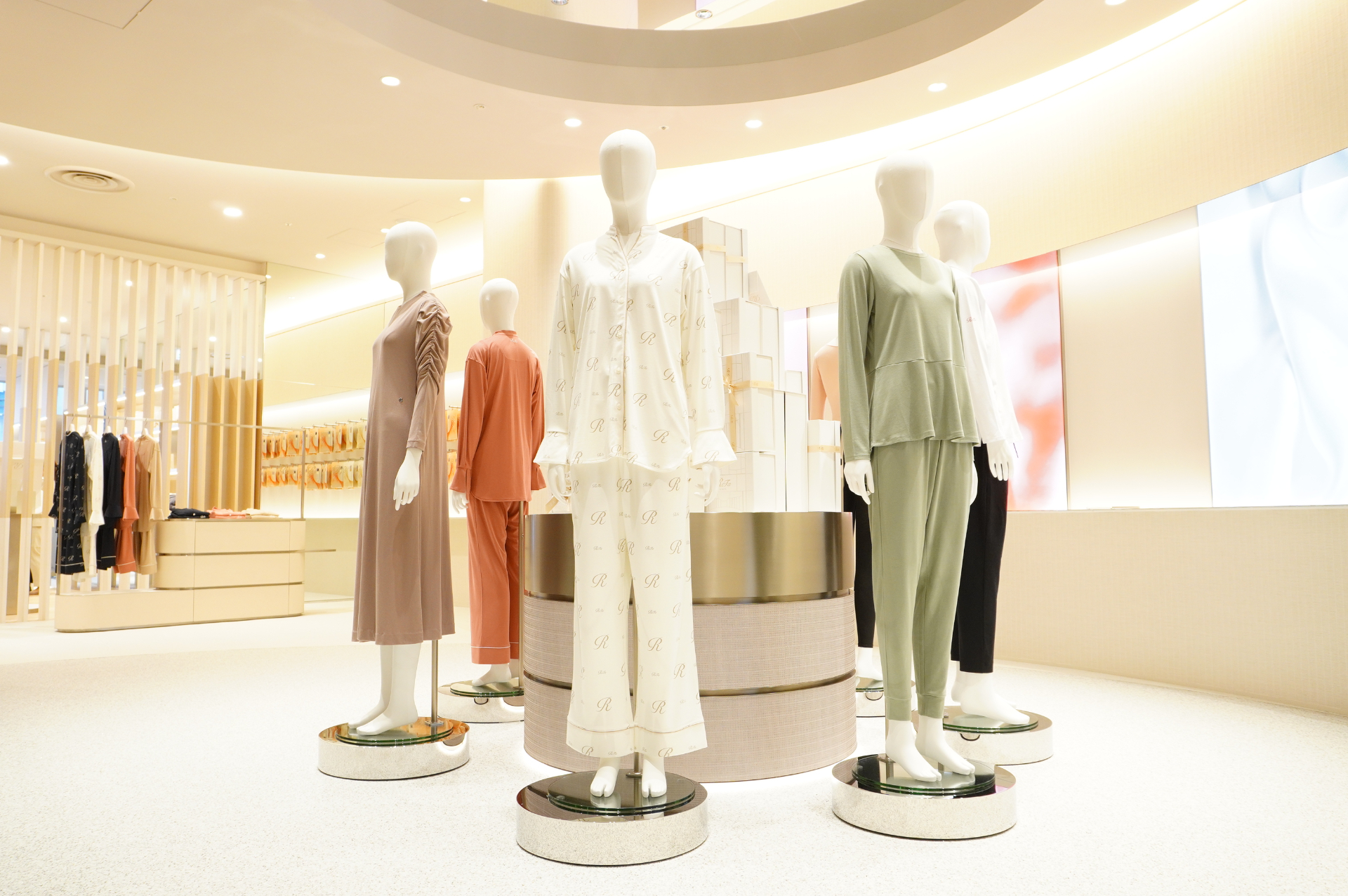 ブランド初となるリカバリーウェア「ReFa VITALWEAR（リファバイタルウェア）」。機能だけでなくデザイン性にもこだわる幅広い品揃えが特徴