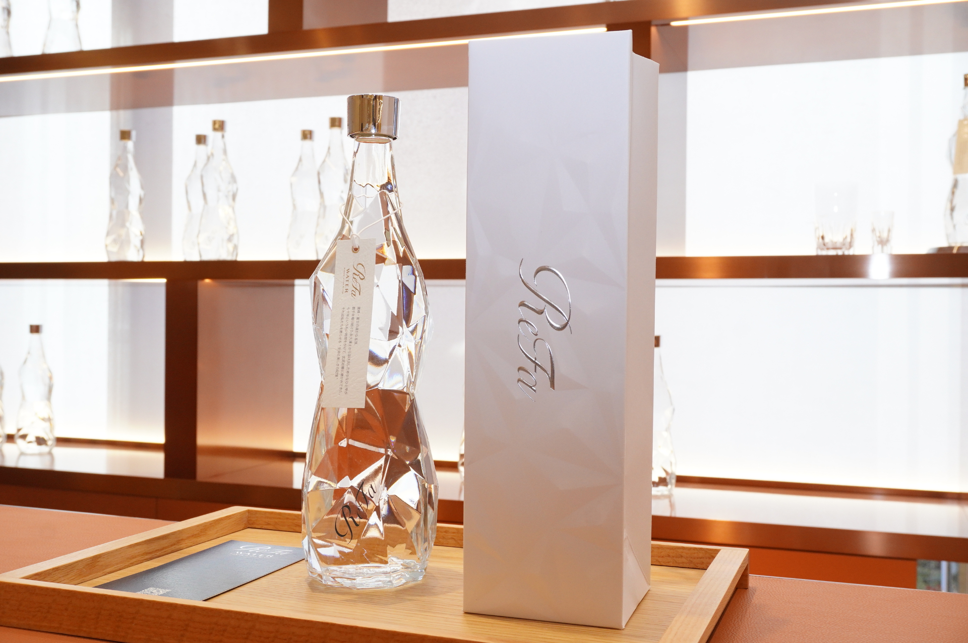 また、開業前から話題のミネラルウォーター「ReFa WATER」（1本720mL 5400円）を販売。試飲もできる