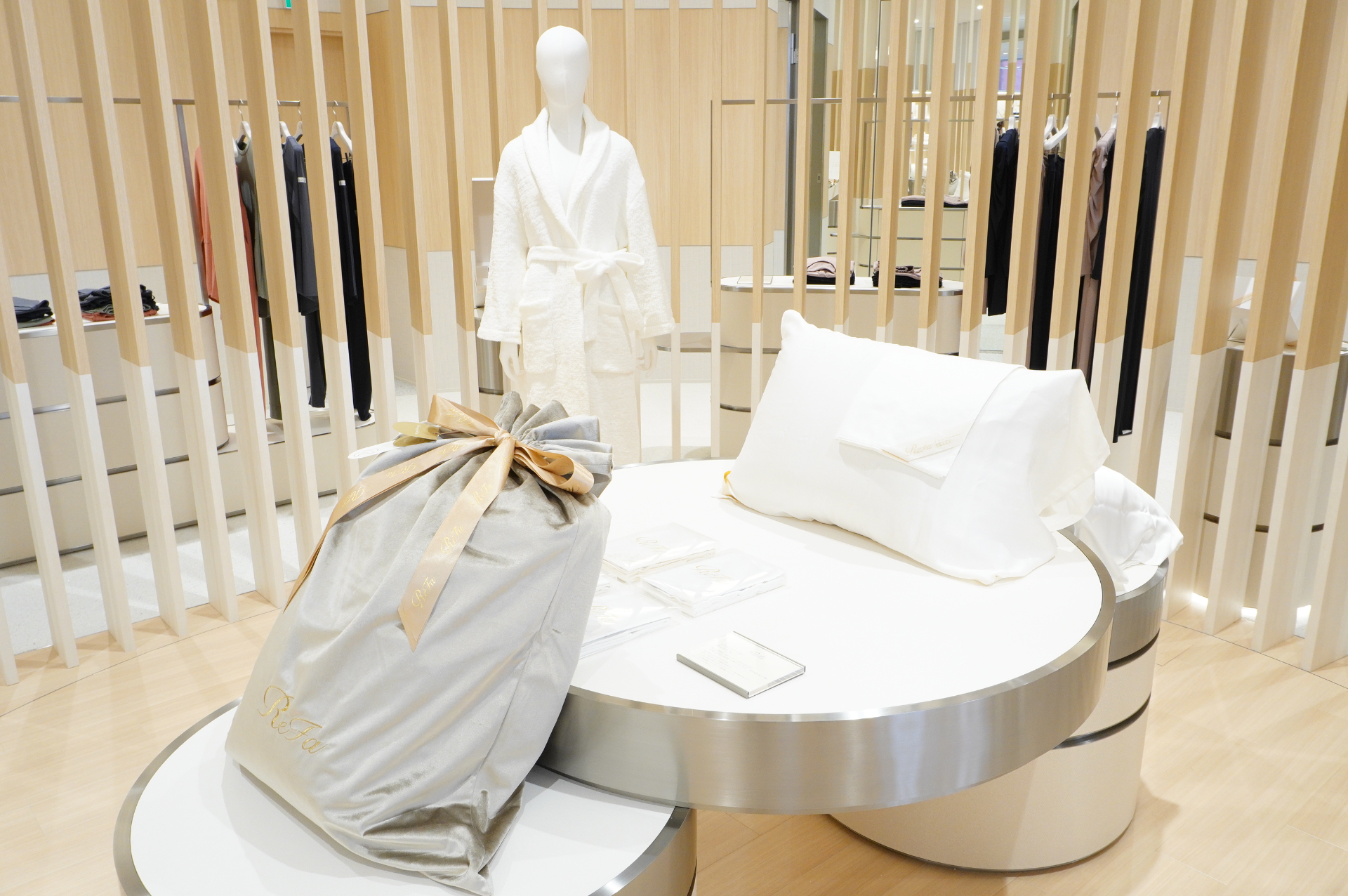 3階は、ブランド初のリカバリーウェア「ReFa VITALWEAR」の第1号直営店舗となり、ほかにも新カテゴリのリネン製品「ReFa LINEN」を取り扱う