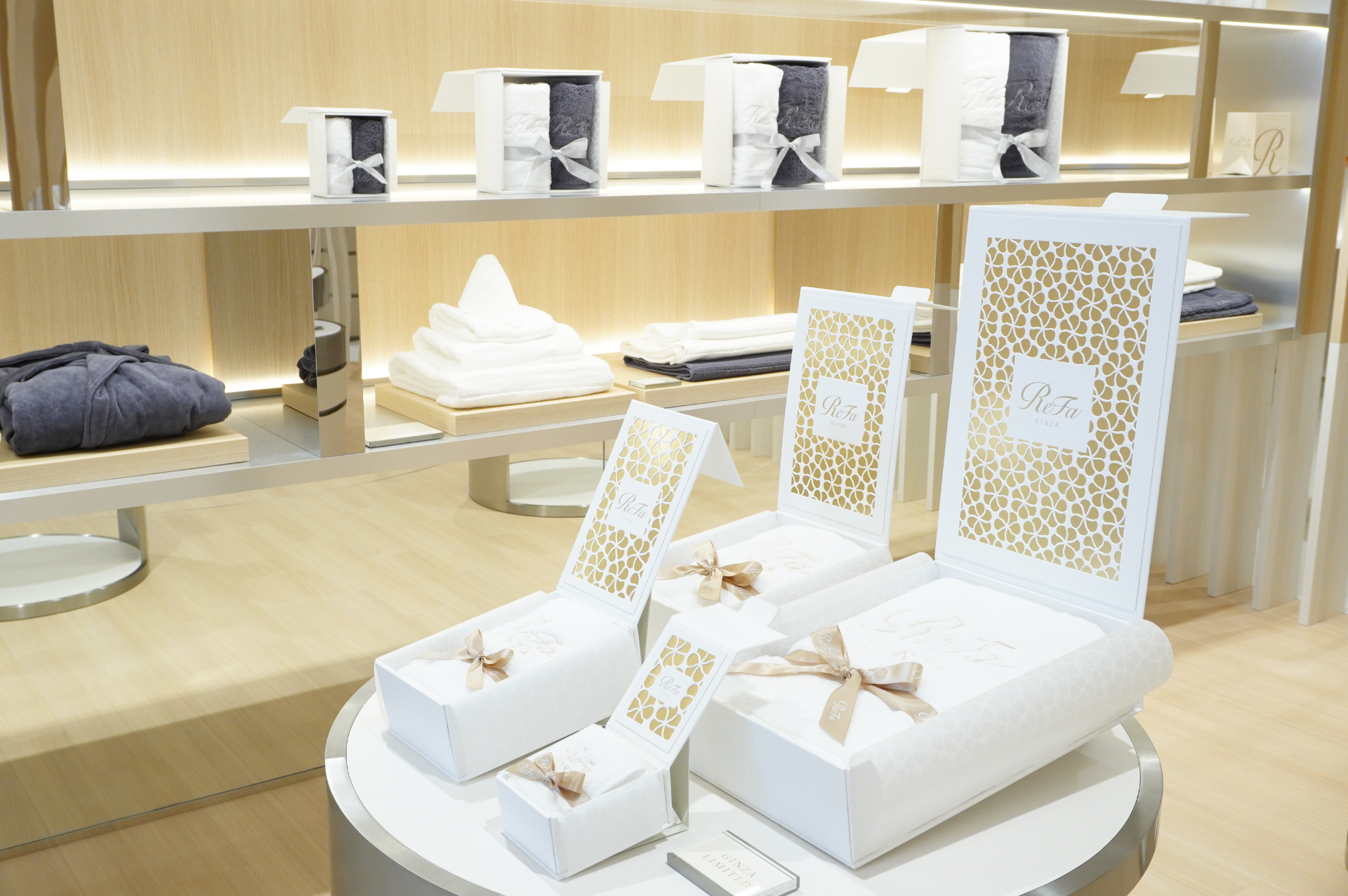 3階は、ブランド初のリカバリーウェア「ReFa VITALWEAR」の第1号直営店舗となり、ほかにも新カテゴリのリネン製品「ReFa LINEN」を取り扱う