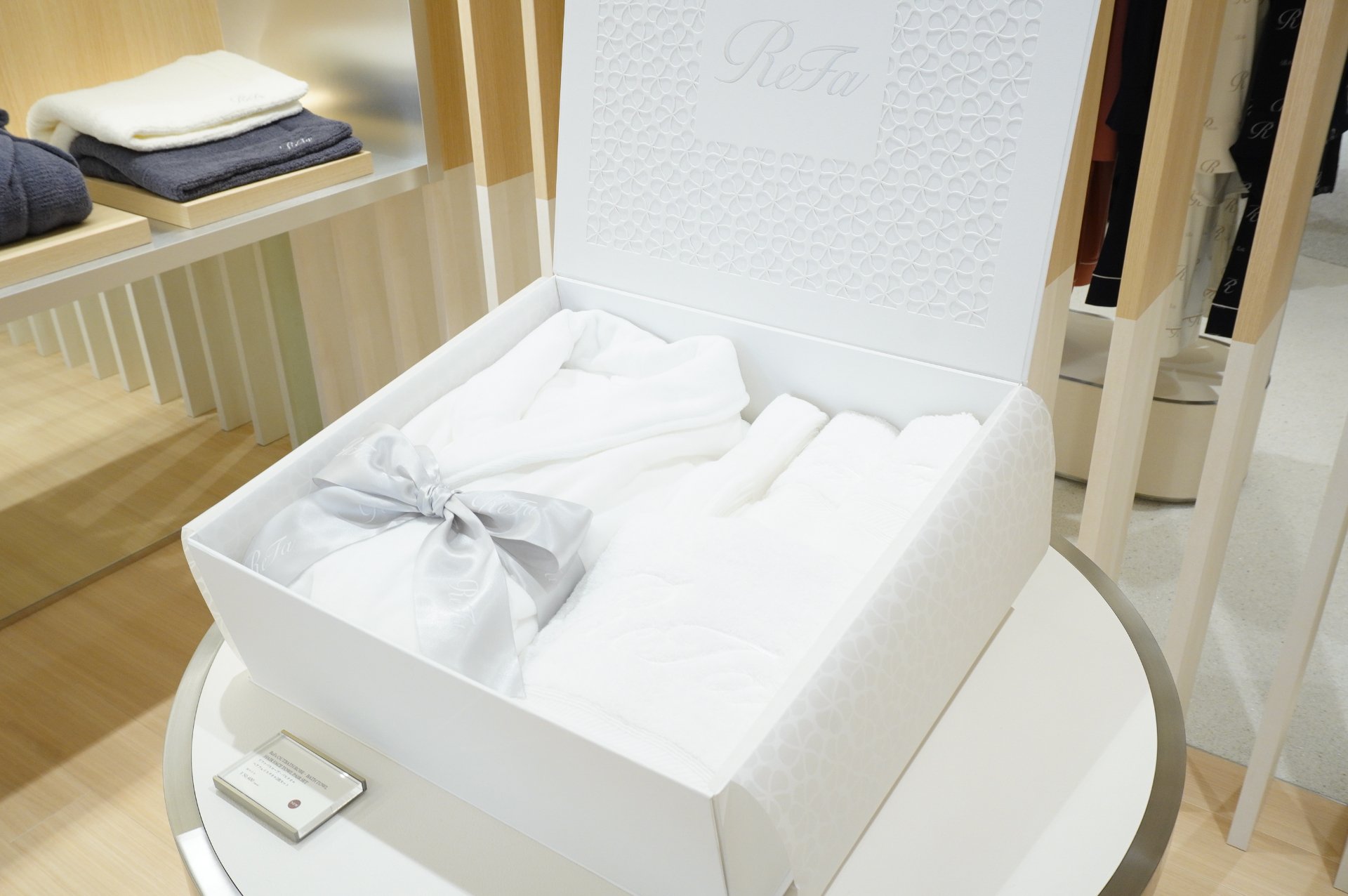 3階は、ブランド初のリカバリーウェア「ReFa VITALWEAR」の第1号直営店舗となり、ほかにも新カテゴリのリネン製品「ReFa LINEN」を取り扱う