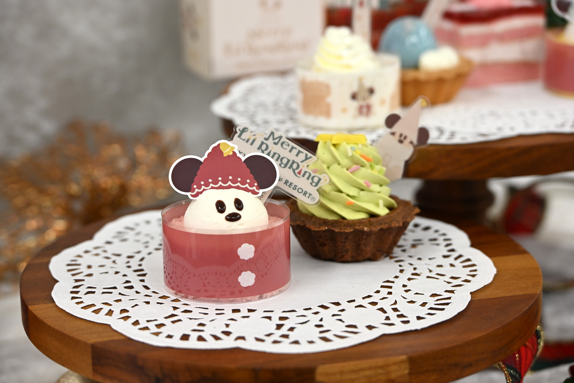 【リルリンリン】デザインのケーキが並ぶ