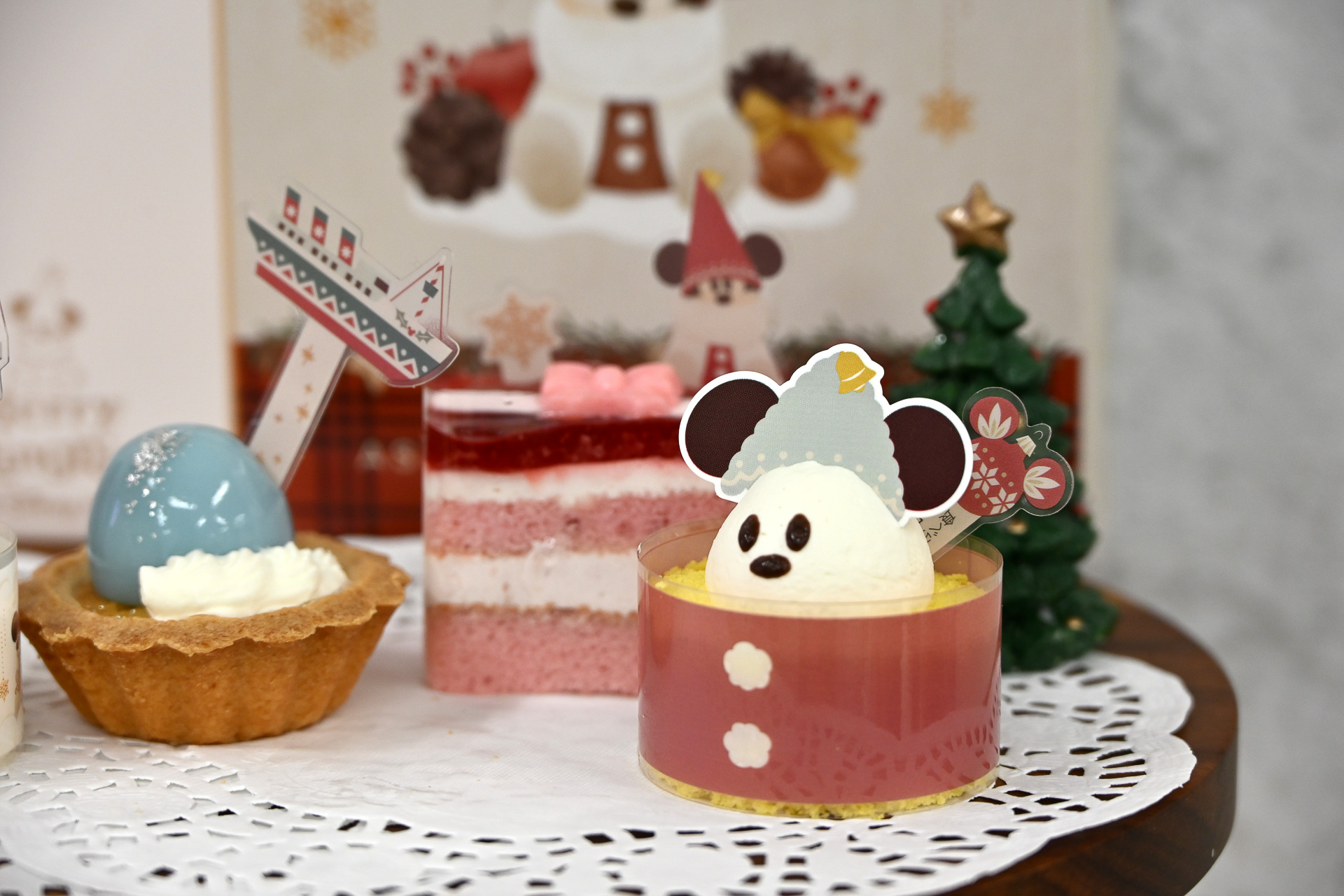 【リルリンリン】デザインのケーキが並ぶ