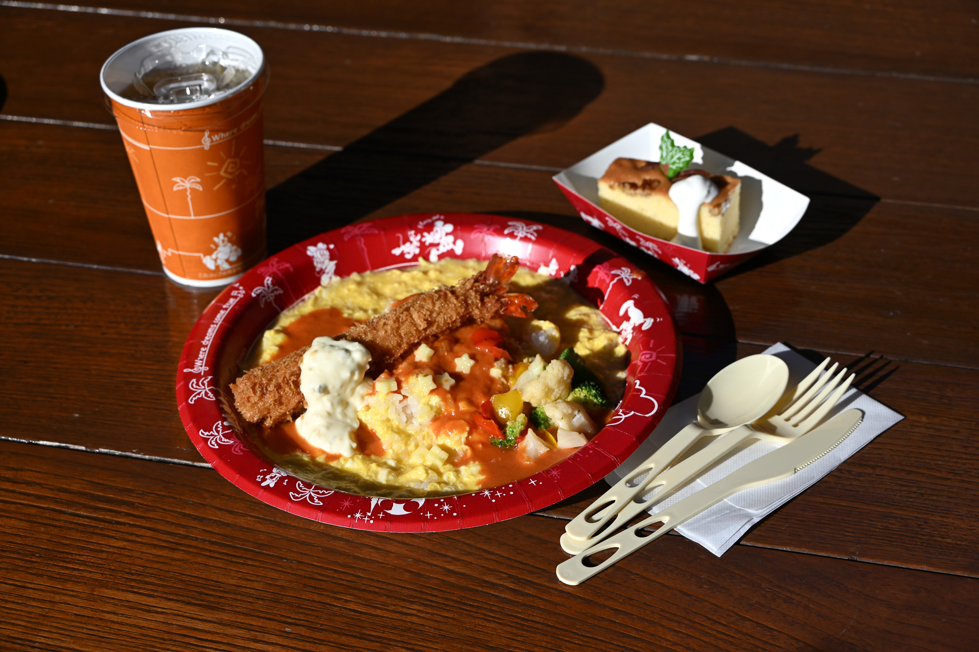 「スペシャルセット」（2024円）、オムライスとエビフライ、エビトマトクリームソースがメイン