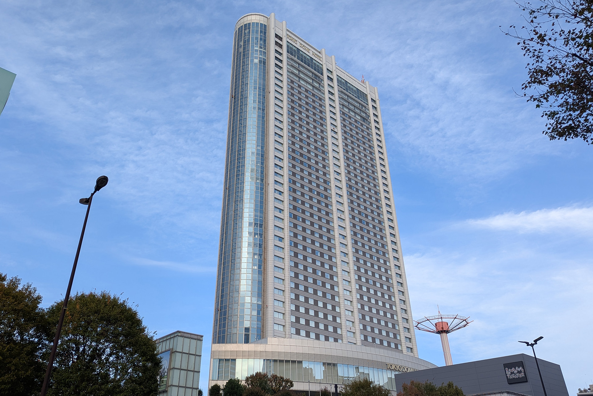 東京ドームホテル。シャインマスカット＆メロンアフタヌーンティーが楽しめるアーティスト カフェは最上階の43階にある