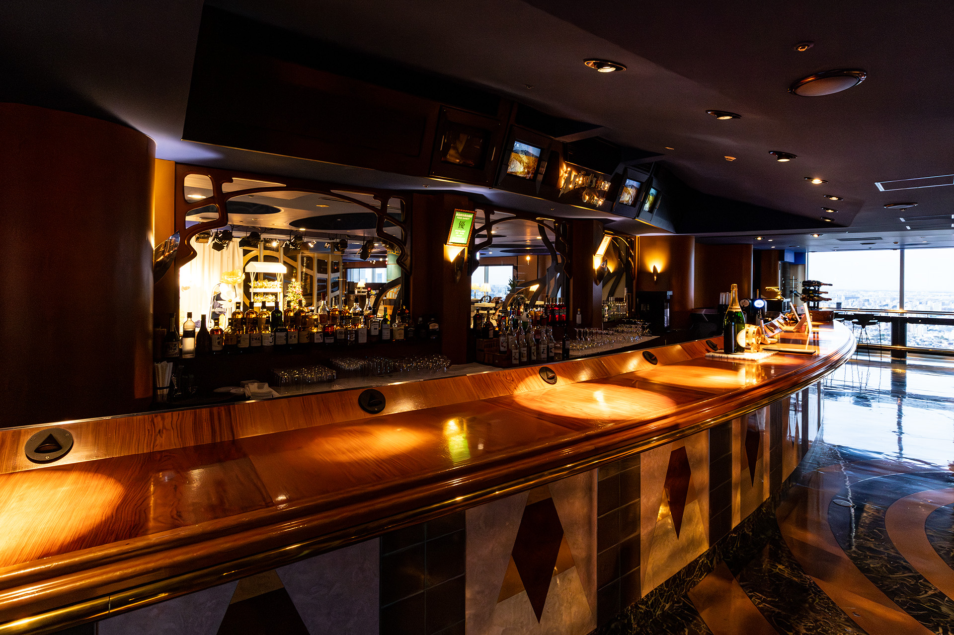 アーティスト カフェの入口にあるスタンディングバー