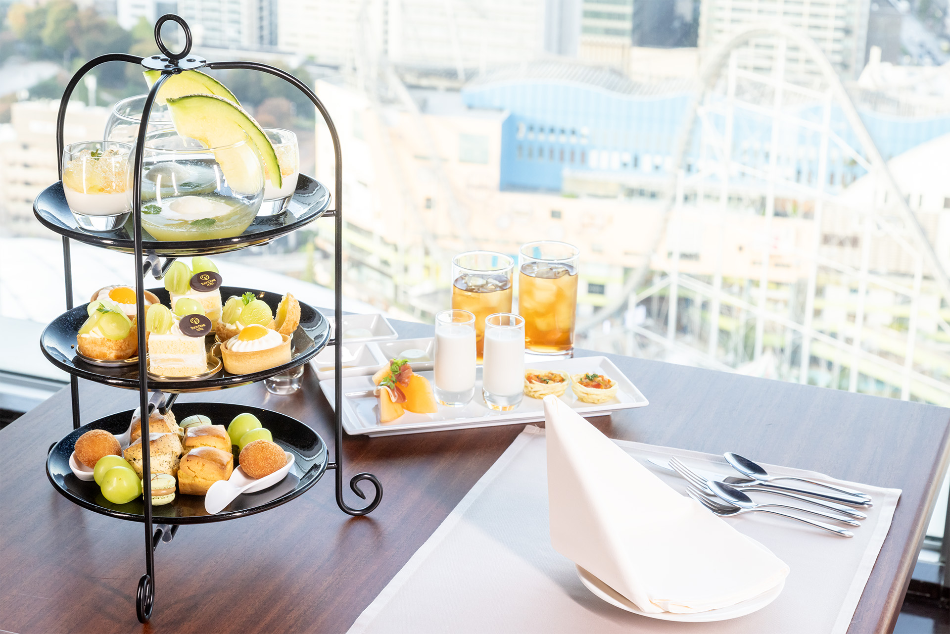 シャインマスカット＆メロンアフタヌーンティー。ドリンクはさわやかな香りが特徴のメロンマスカットソルベ