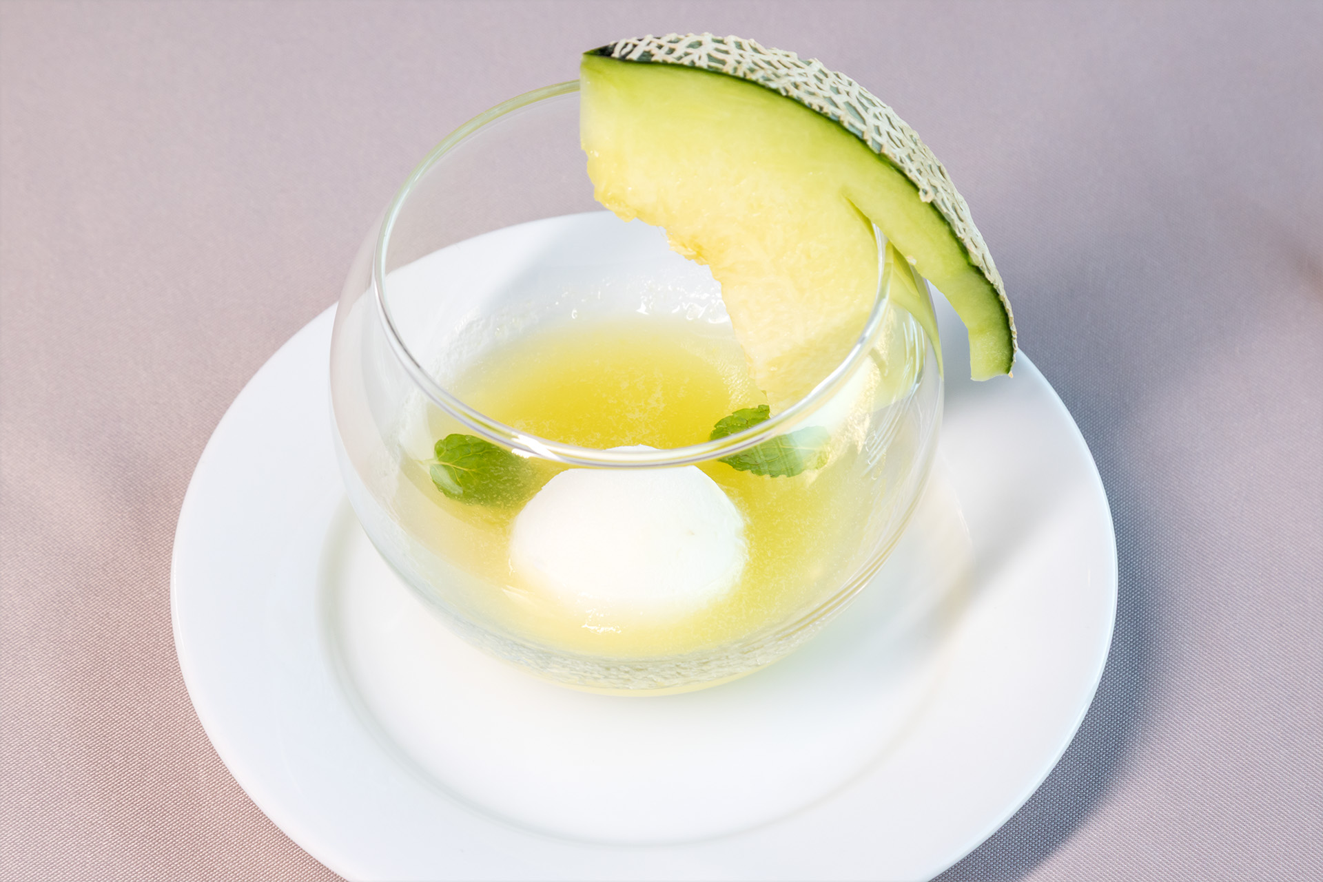 ノンアルコールスパークリングワインを注いだメロンのスープ ヨーグルトソルベを添えて