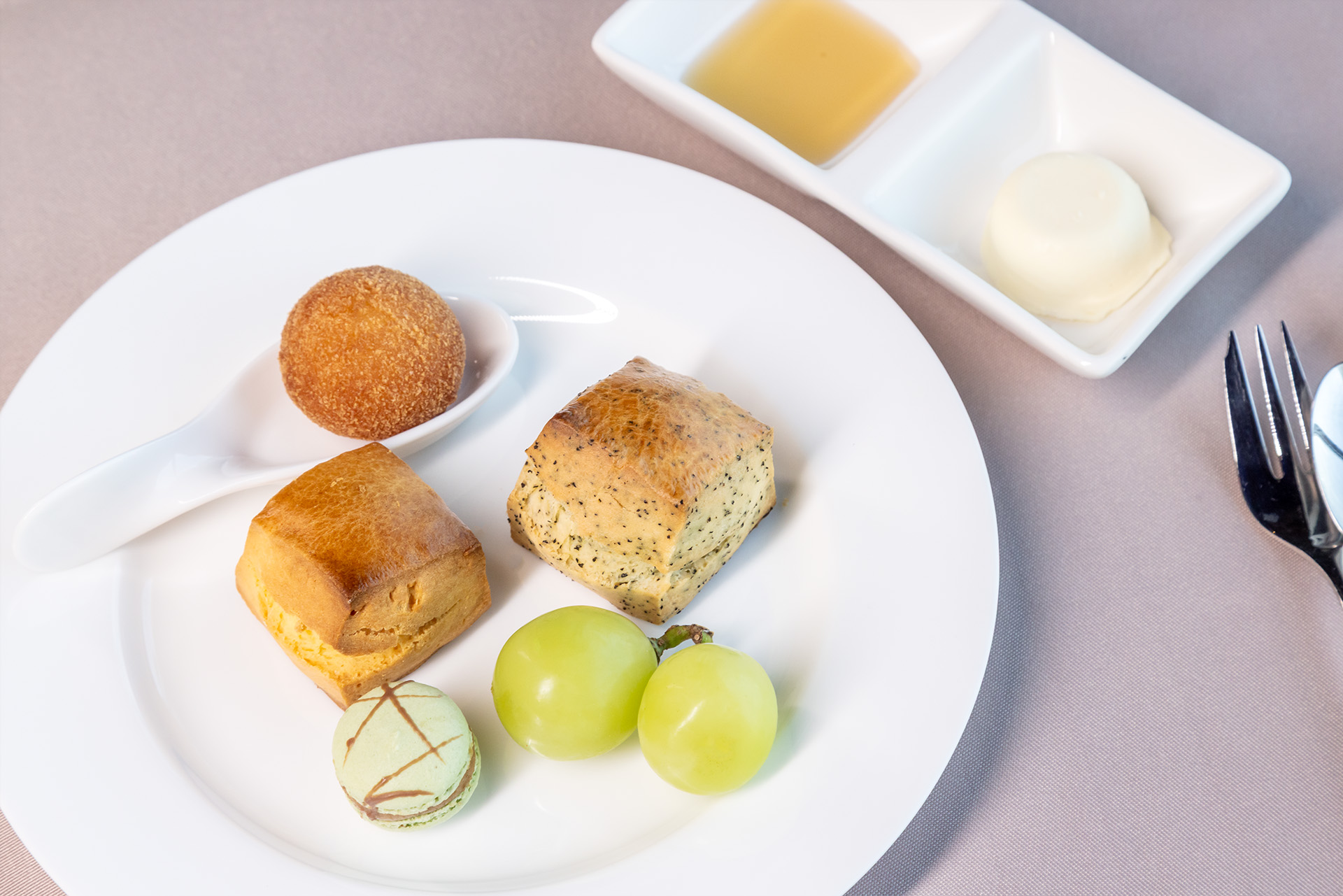 甘さ控えめの3段目。スコーンはもちろんイタリアンフリットが美味しい