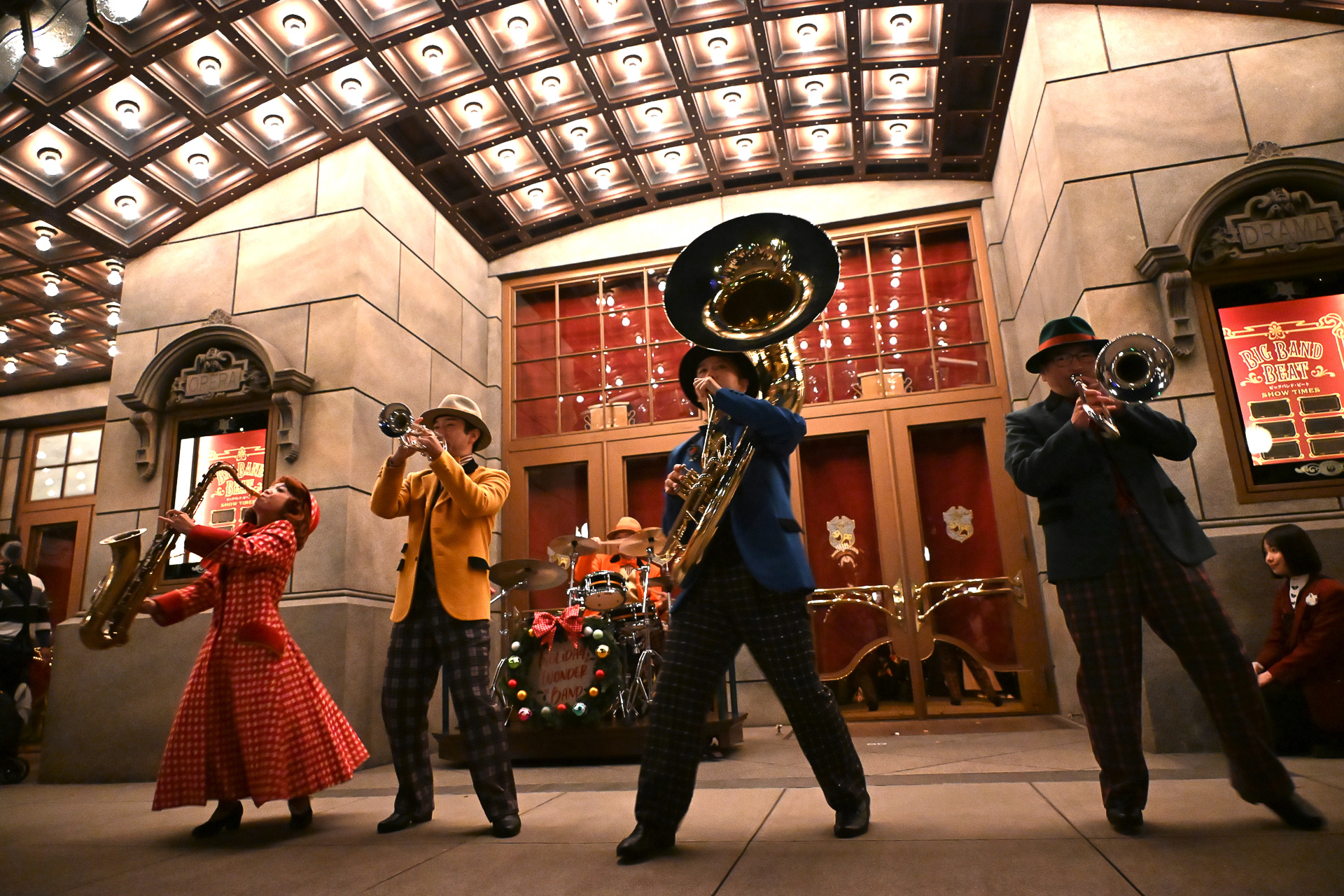 東京ディズニーシーでは3つのアトモスフィアがクリスマスシーズンを盛り上げる