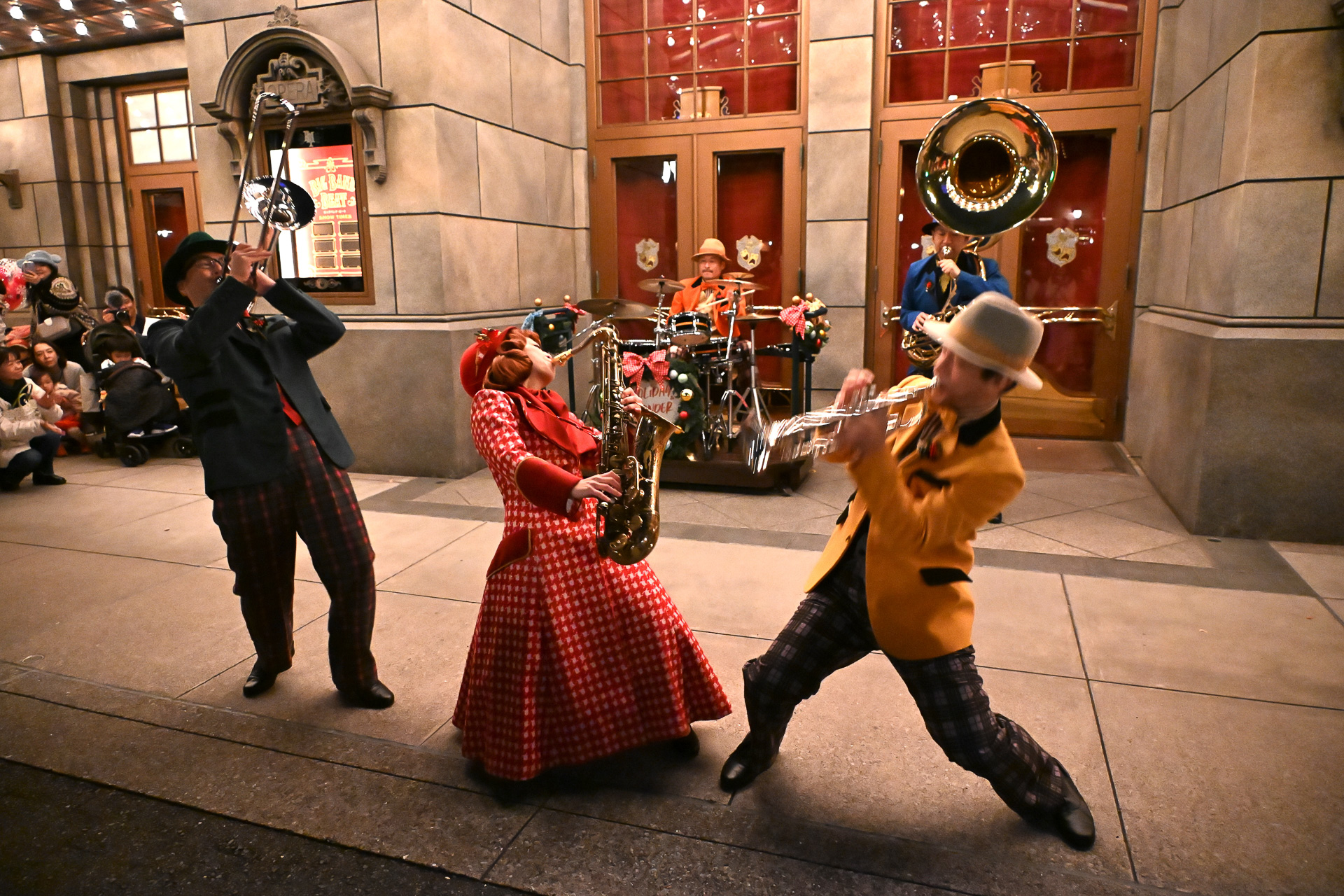 「ホリデーワンダーバンド」は5人組のバンド形態だ