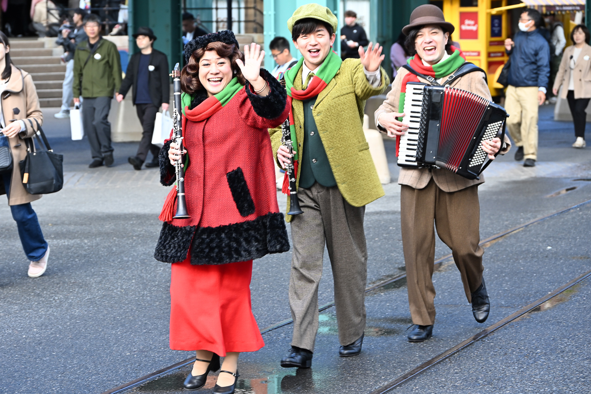 アコーディオンとクラリネットの3人組「ホリージョリートリオ」の姿も