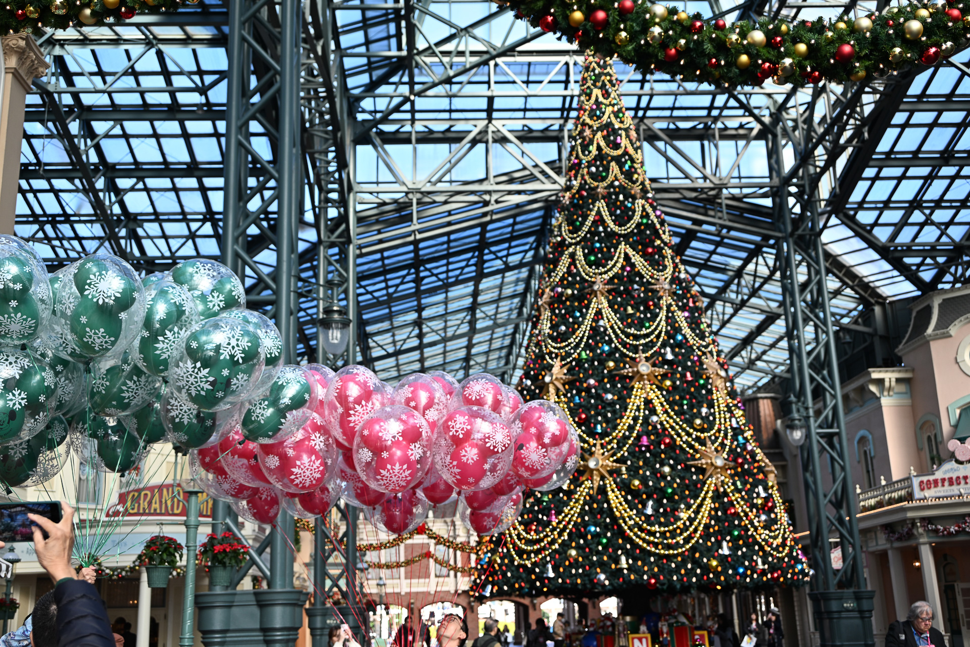 ワールドバザールのクリスマスツリー、なおホリデー仕様の「バルーン」（2000円）は今年の新作だ