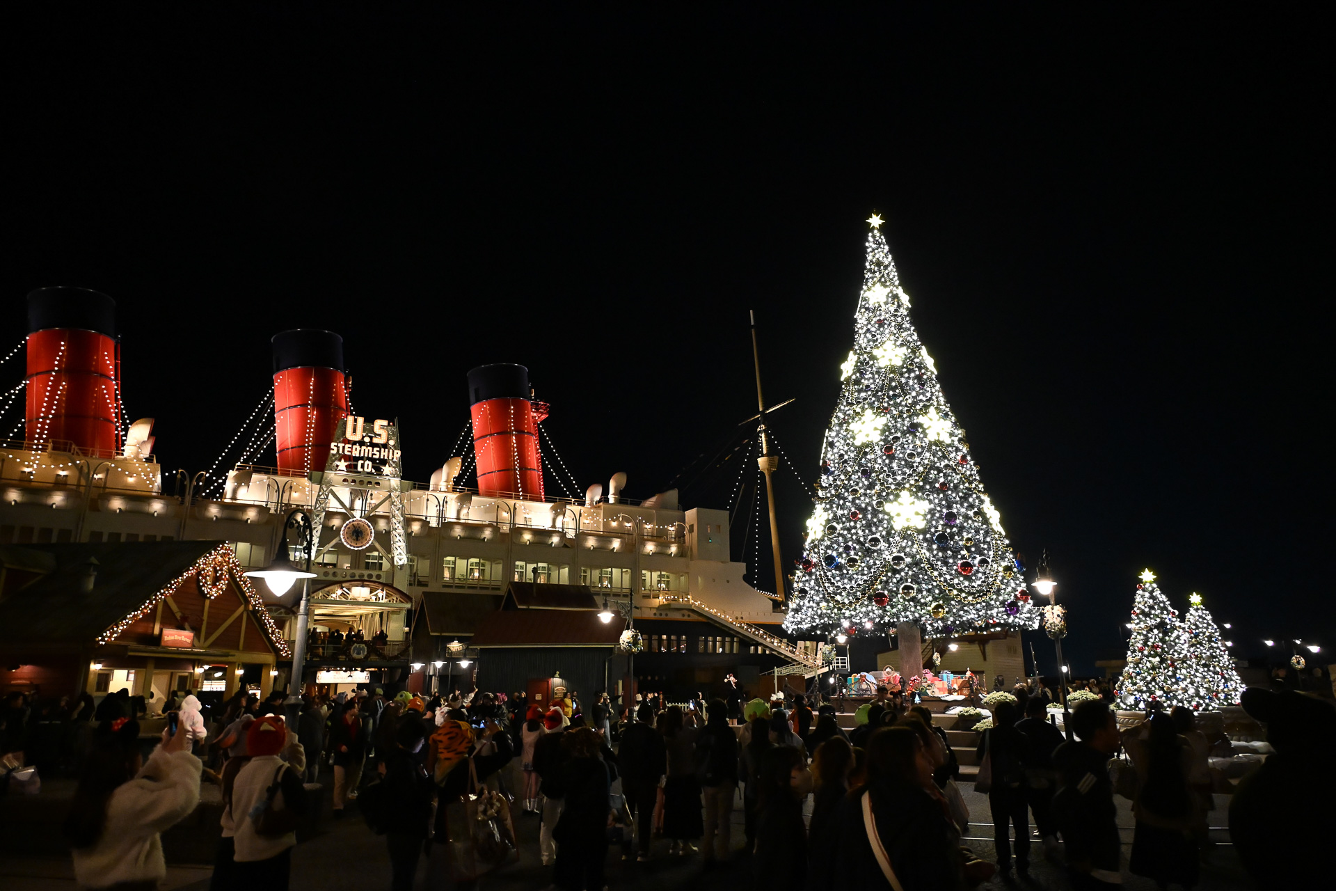 夜はイルミネーションが輝き、さまざまな表情を見せてくれる