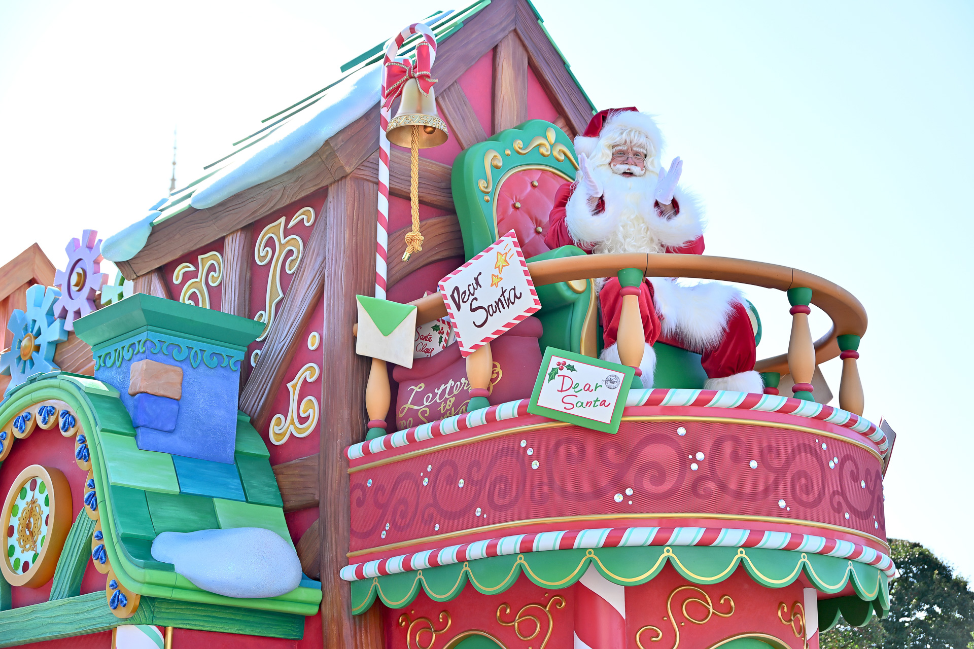 新パレード「トイズ・ワンダラス・クリスマス！」がスタート