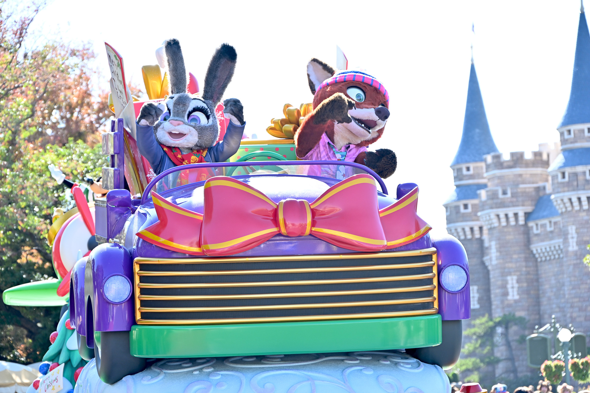 12月に新作公開の「ズートピア2」の衣装を着たニックとジュディも参加