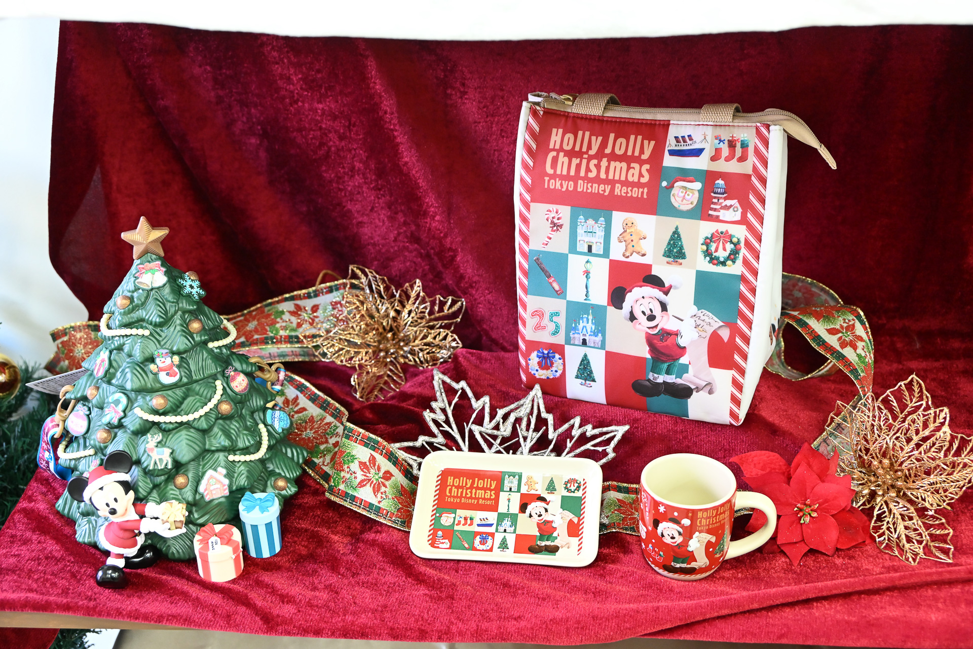 ミッキーマウスと仲間たちがパークをクリスマスらしく彩るお手伝いする姿を描いたフードスーベニアも同時発売