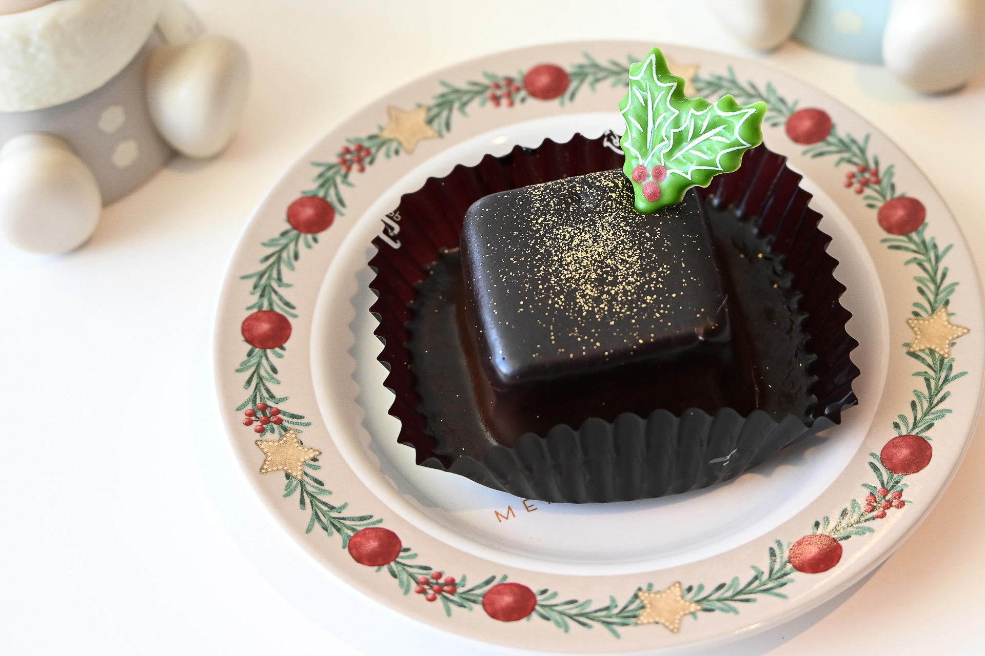 「チョコレートケーキ（ナッツ入り）」（550円）※スーベニアプレートはプラス750円