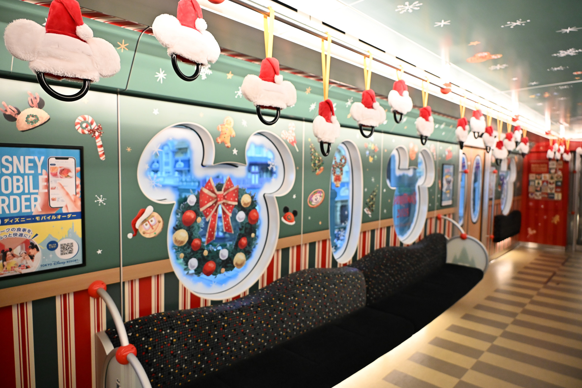 ディズニー・クリスマス・ライナーが運行中