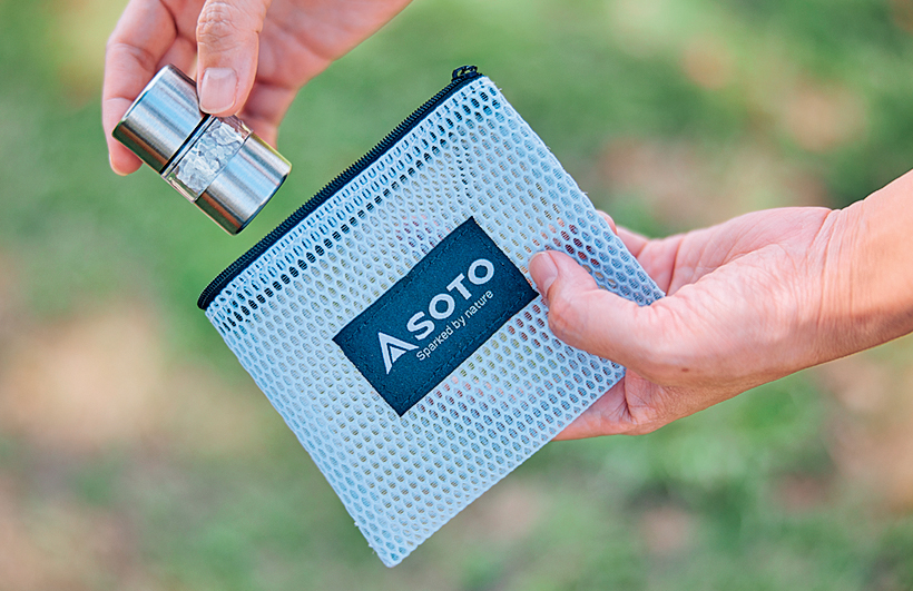 メッシュ製のロゴ入りポーチのサイズは13.5×11cm（幅×高さ）