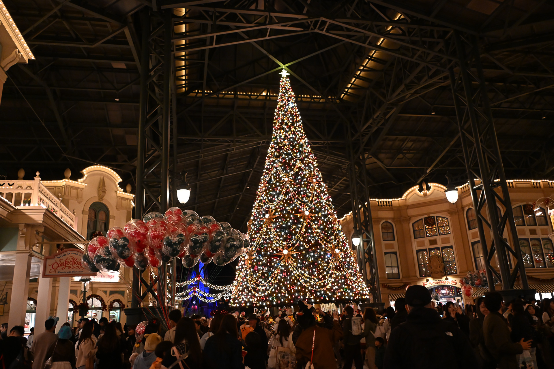 ディズニー・クリスマスといえば、やはりワールドバザール中央のクリスマスツリー