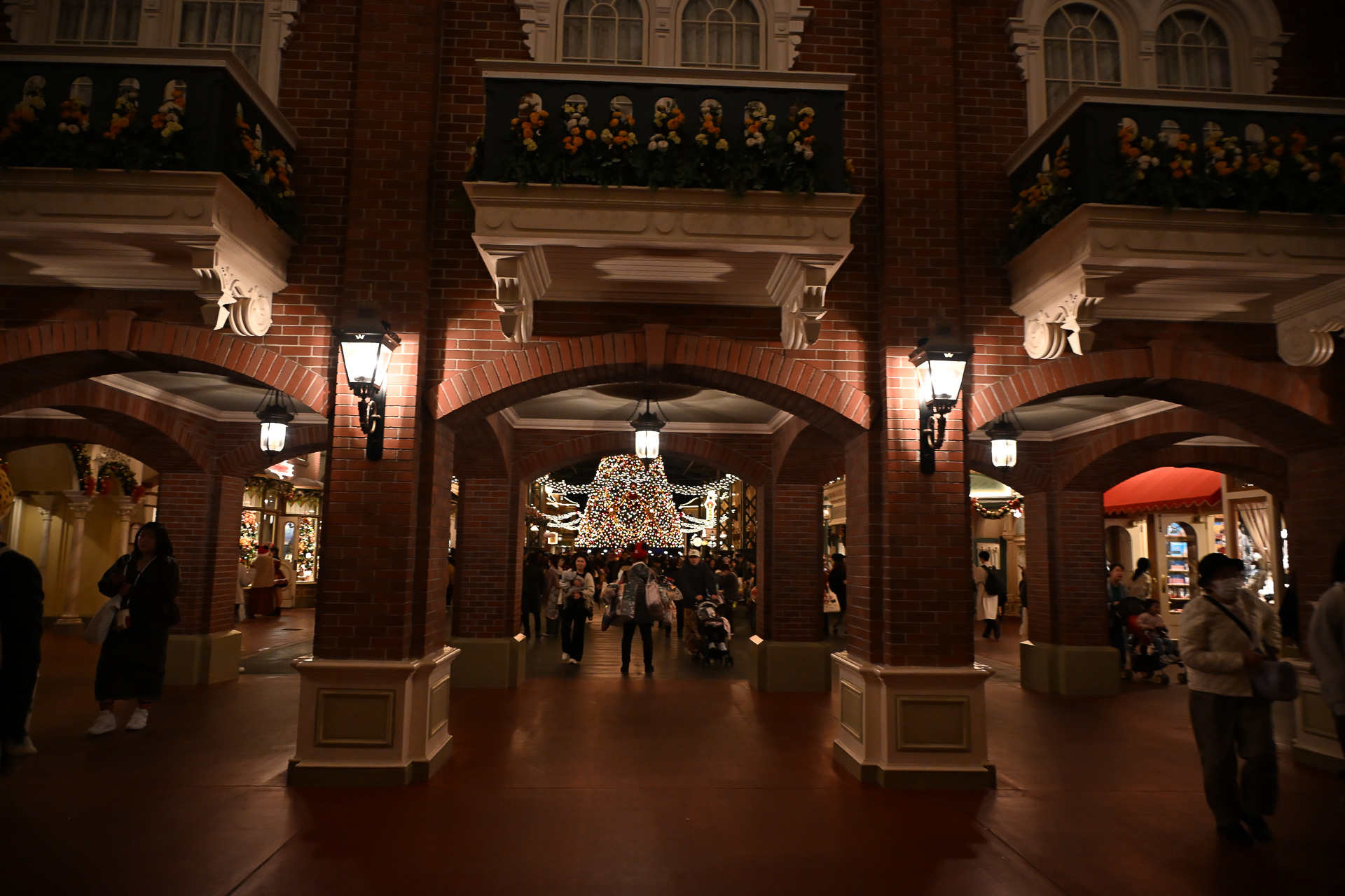 バザール入り口から佇む姿が楽しめます