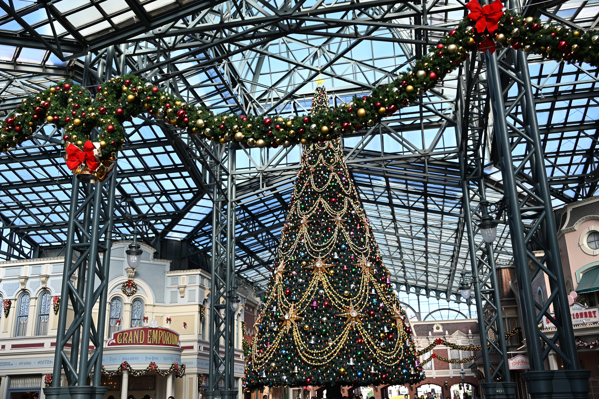 昼間のツリーももちろん荘厳で美しい