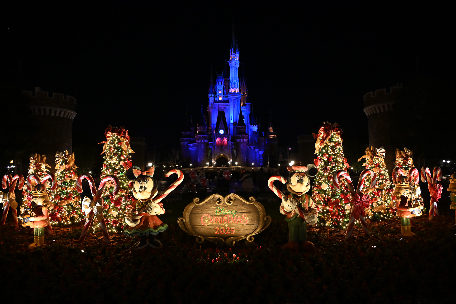 シンデレラ城前には「トイズ・ワンダラス・クリスマス！」モチーフのデコレーション