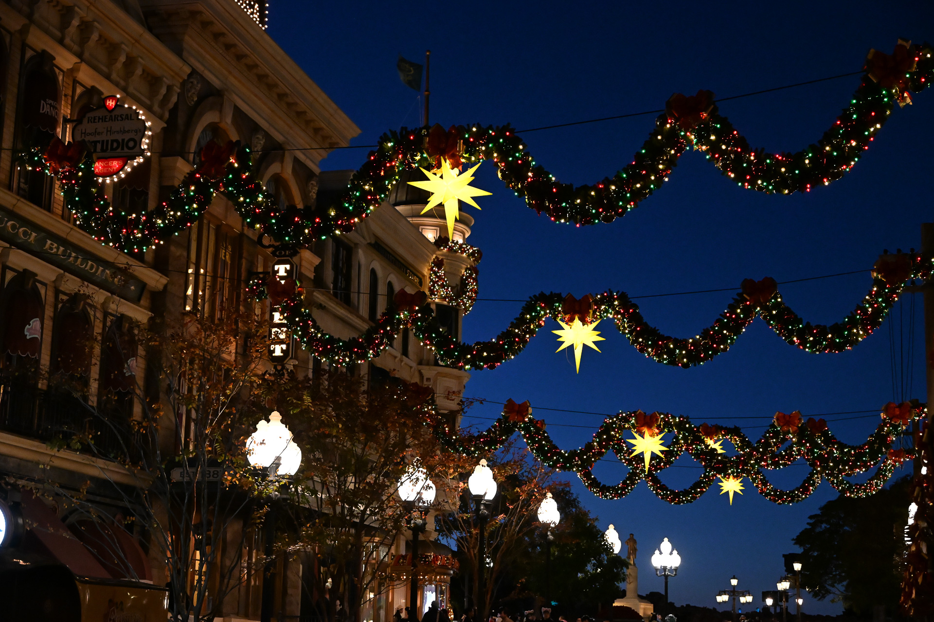 アメリカンウォーターフロント周辺は昼と夜でがらりと印象が変わる