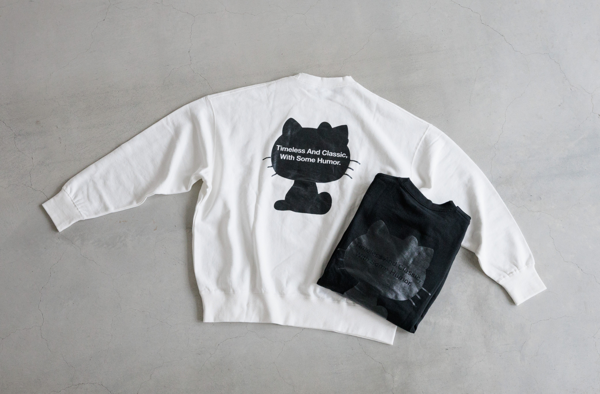 大人のスウェットクルー（7990円）。カラーはホワイト、ブラックの2色