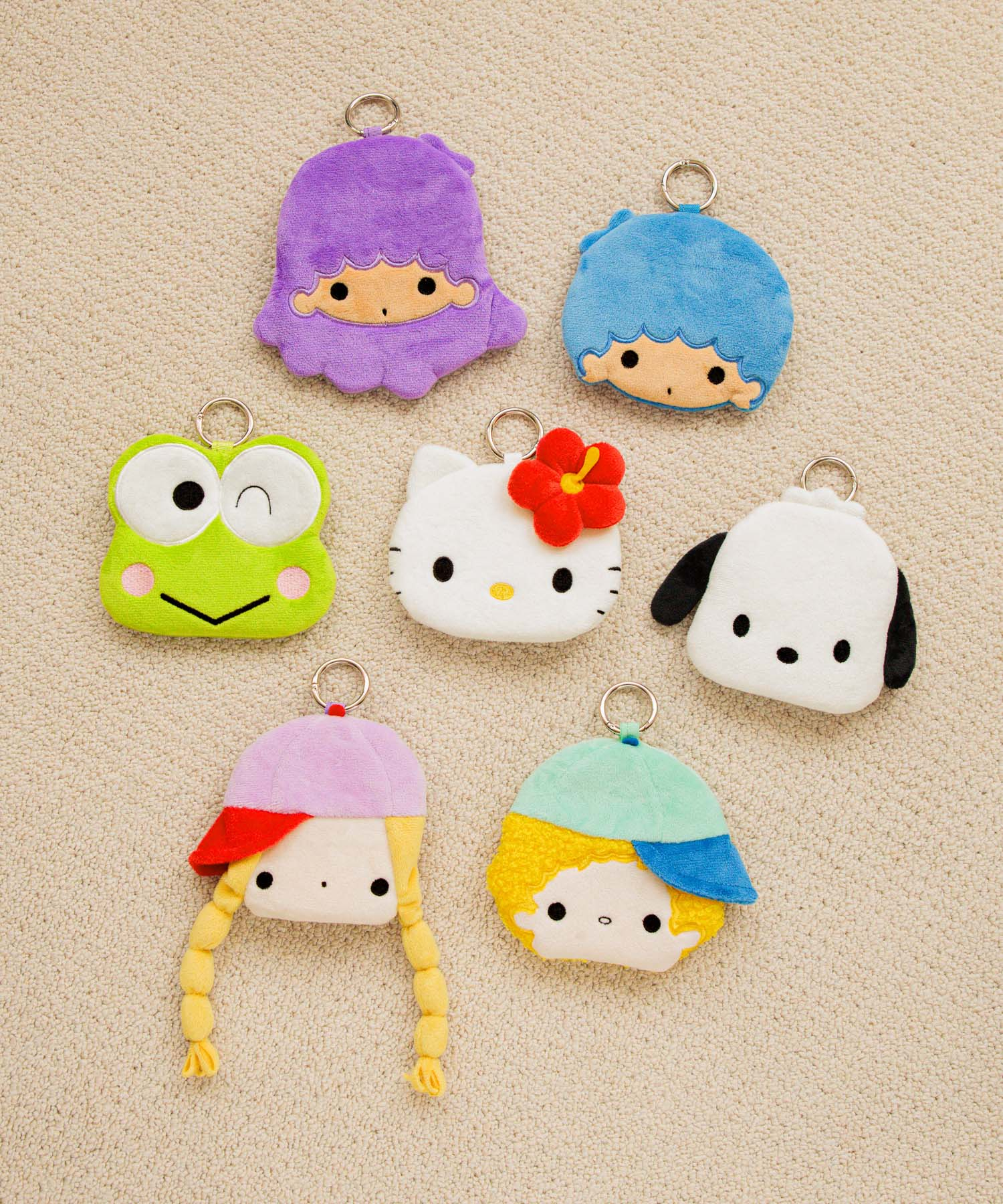 フェイスポーチ（全7種、各1690円）