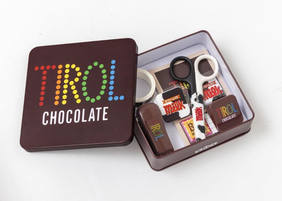 宝島社、「チロルチョコ」の文具セット発売。かわいい缶ケースに収納