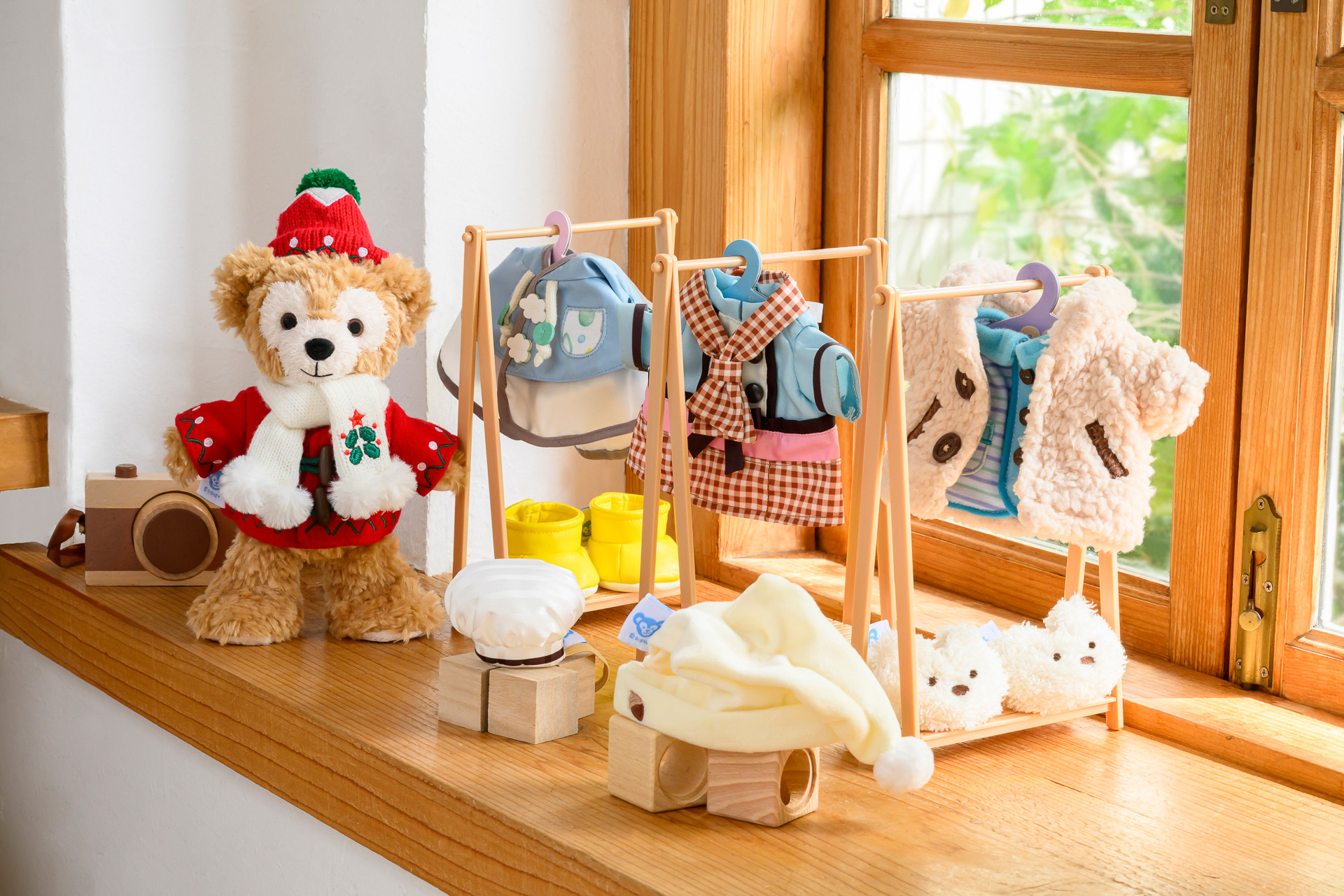 東京ディズニーシーが衣装とポージープラッシーのBOXセットを発売する