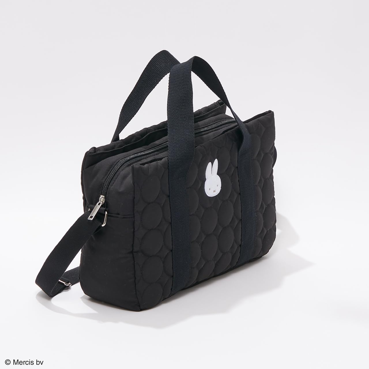 手持ちも肩掛けもできる2WAY仕様。ショルダーストラップの長さは120cm